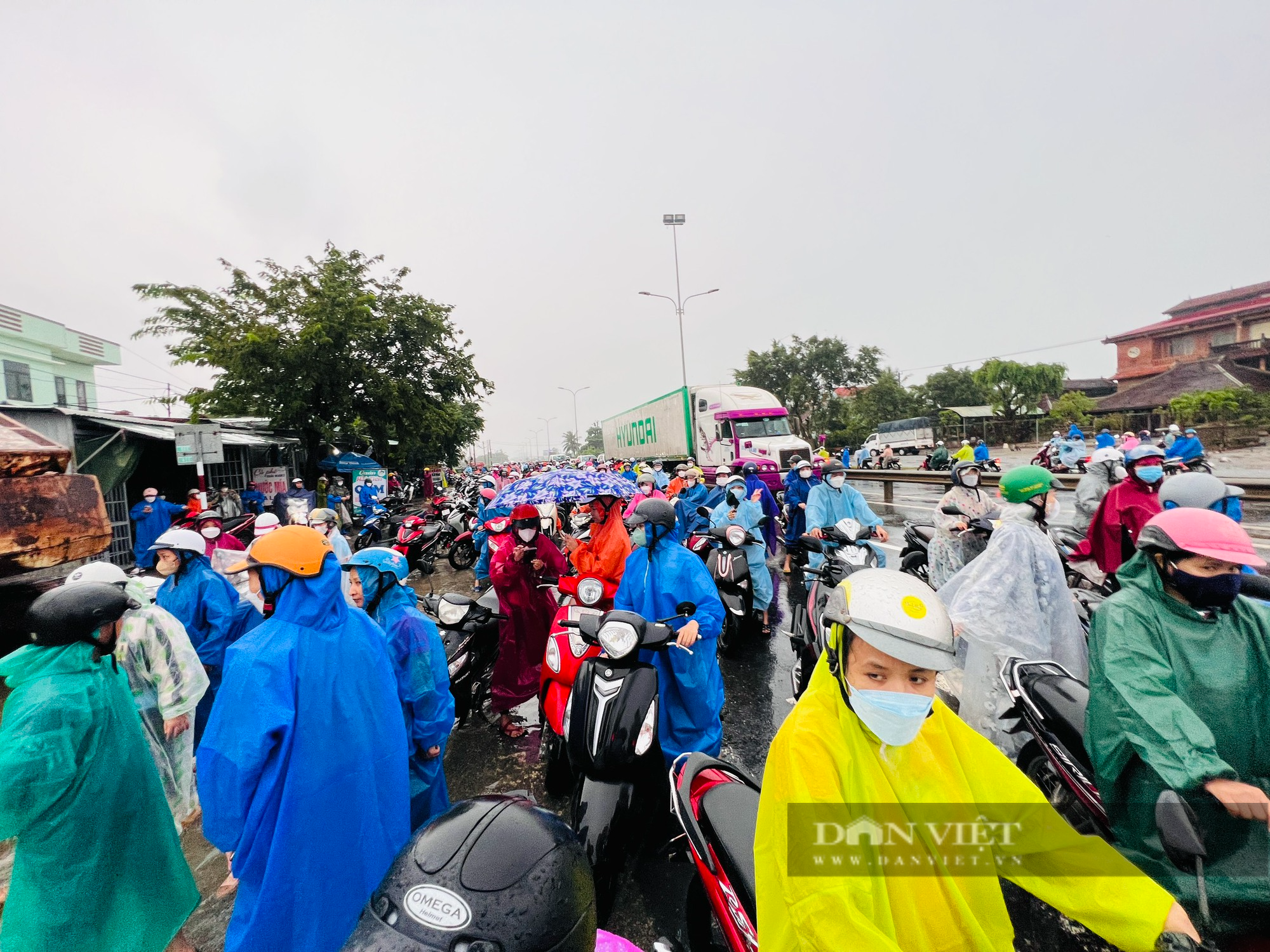 Quảng Nam: Mưa lớn ngập đường, công nhân vật vã lội lụt đi làm, học sinh được nghỉ học - Ảnh 3.