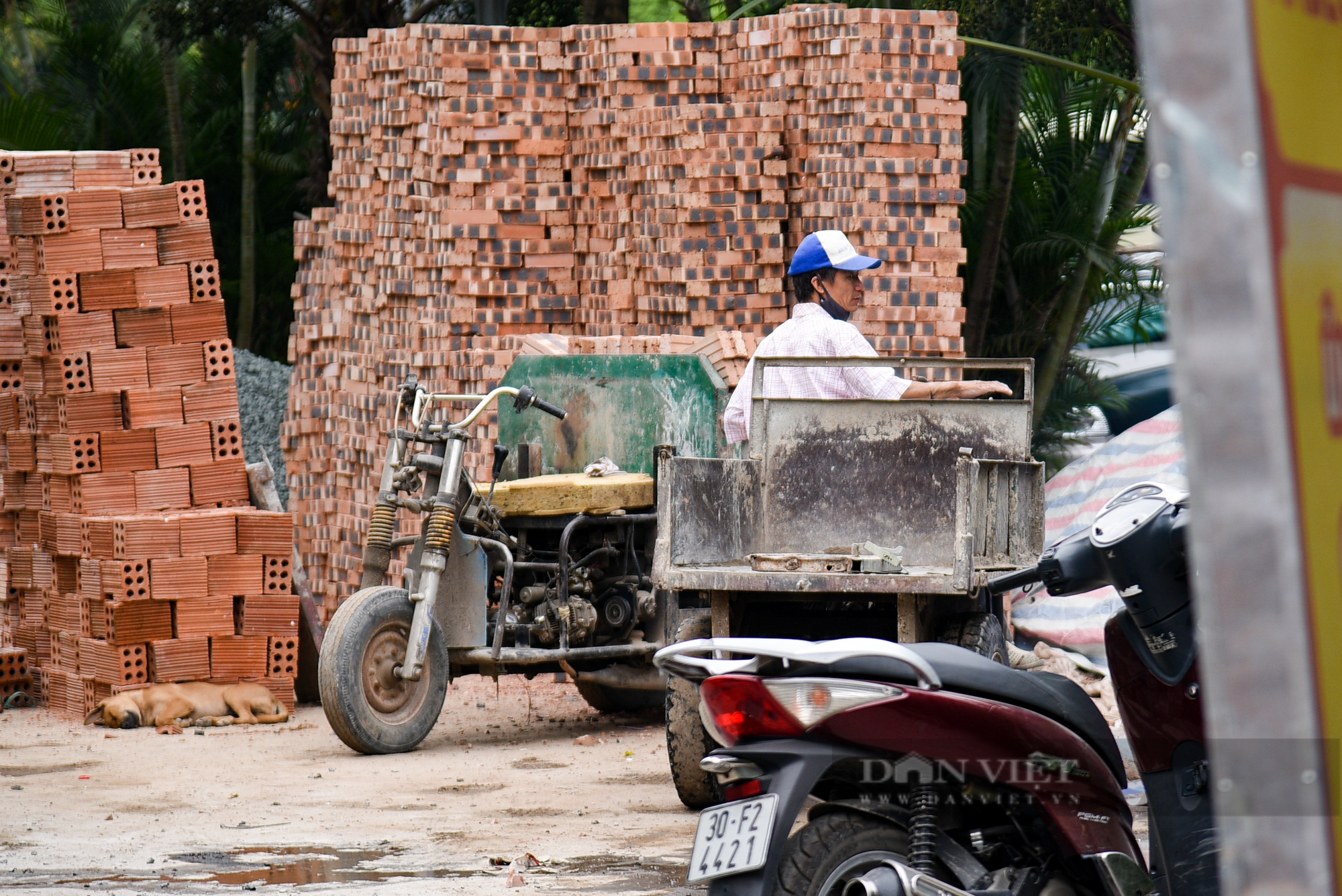 Ngang nhiên đổ rác thải xây dựng giữa ban ngày trong khu dân cư - Ảnh 10.