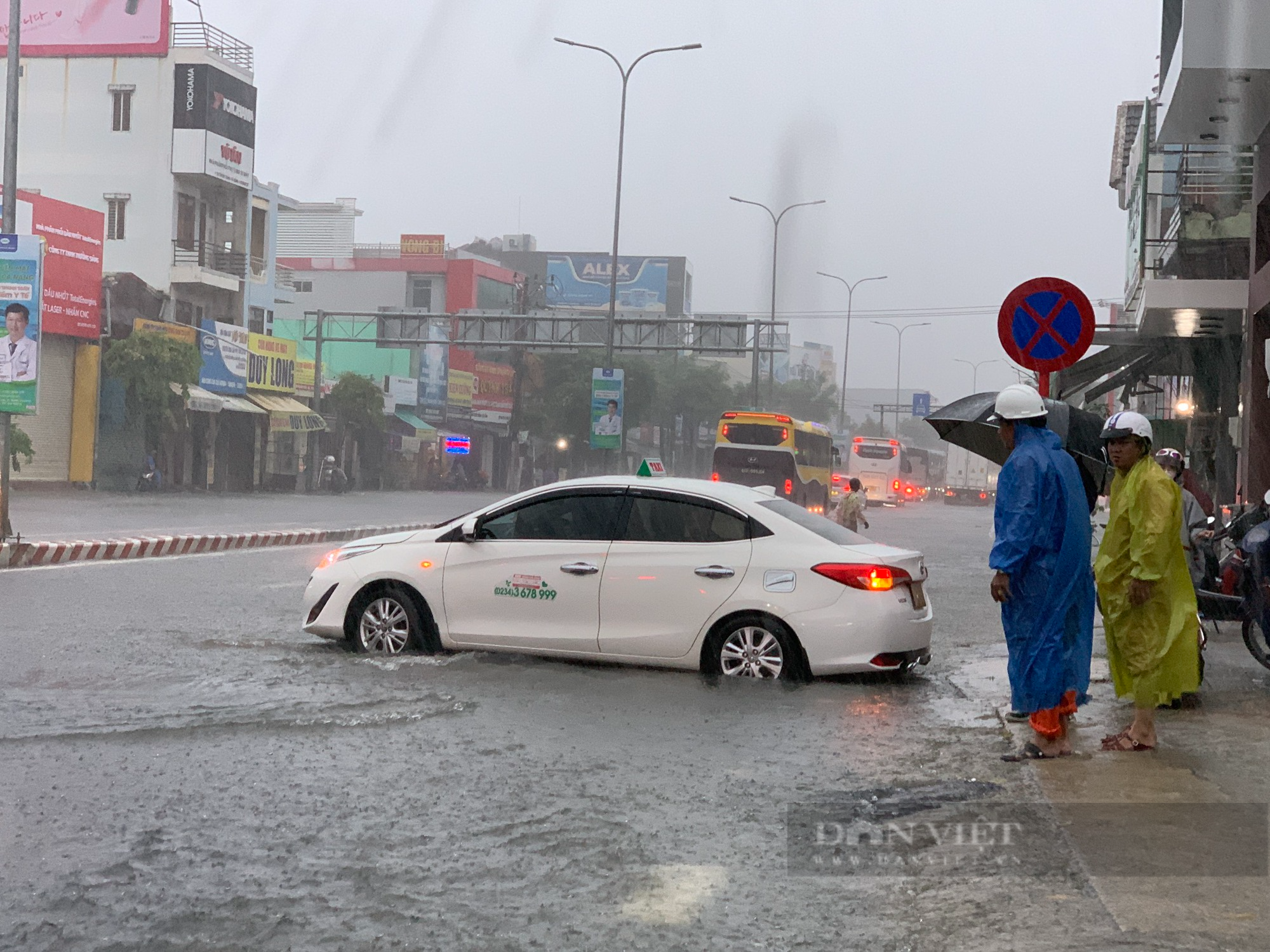 Nước lụt vừa rút, Đà Nẵng lại chuẩn bị ứng phó với mưa lớn  - Ảnh 1.