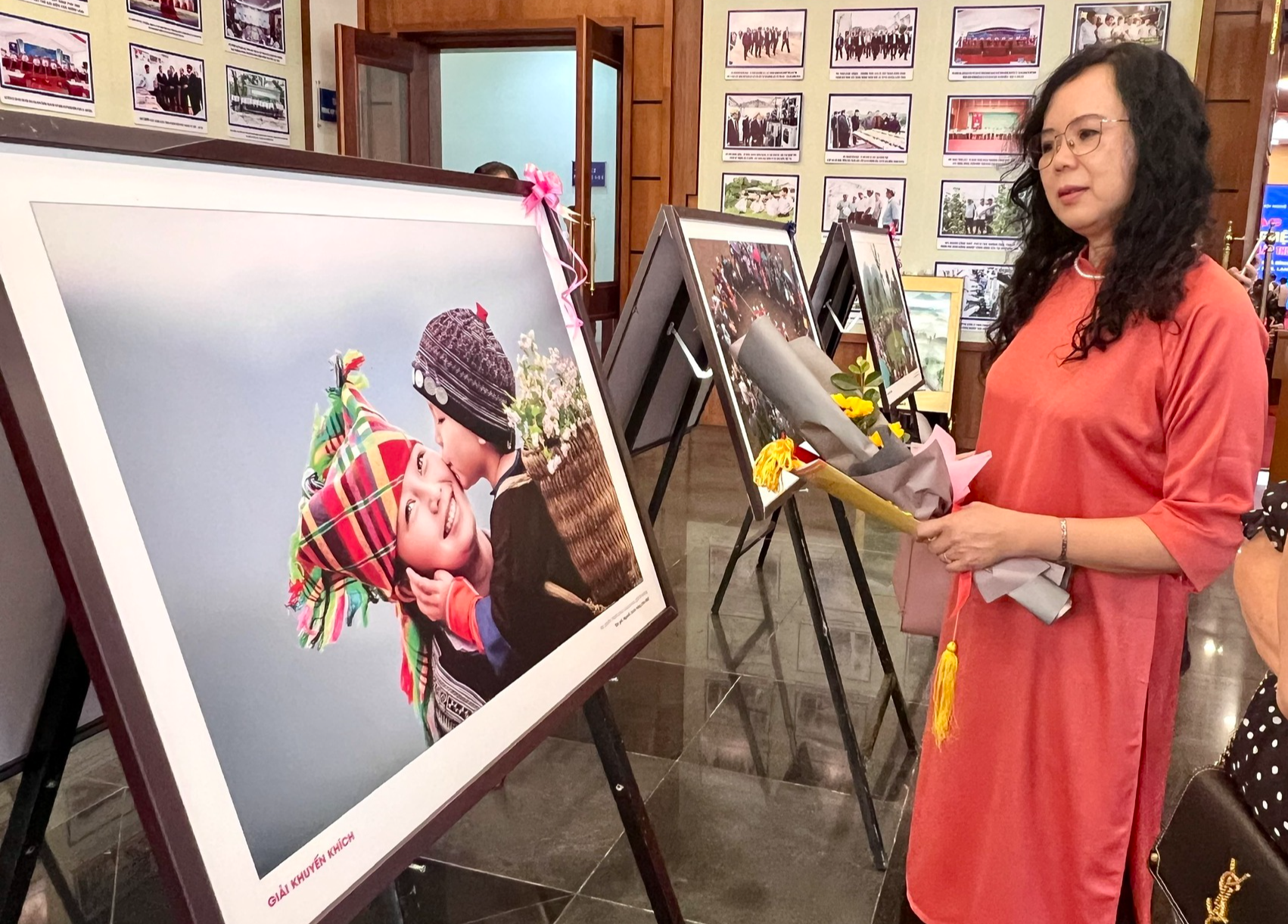 Tây Bắc sống động, rực rỡ trong Liên hoan Ảnh nghệ thuật khu vực miền núi phía Bắc  - Ảnh 9.