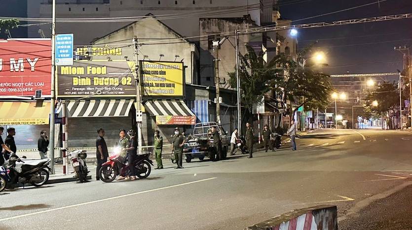 Một đối tượng dùng hung khí tấn công nam thanh niên đang đứng trên đường gây tử vong tại chỗ - Ảnh 1.