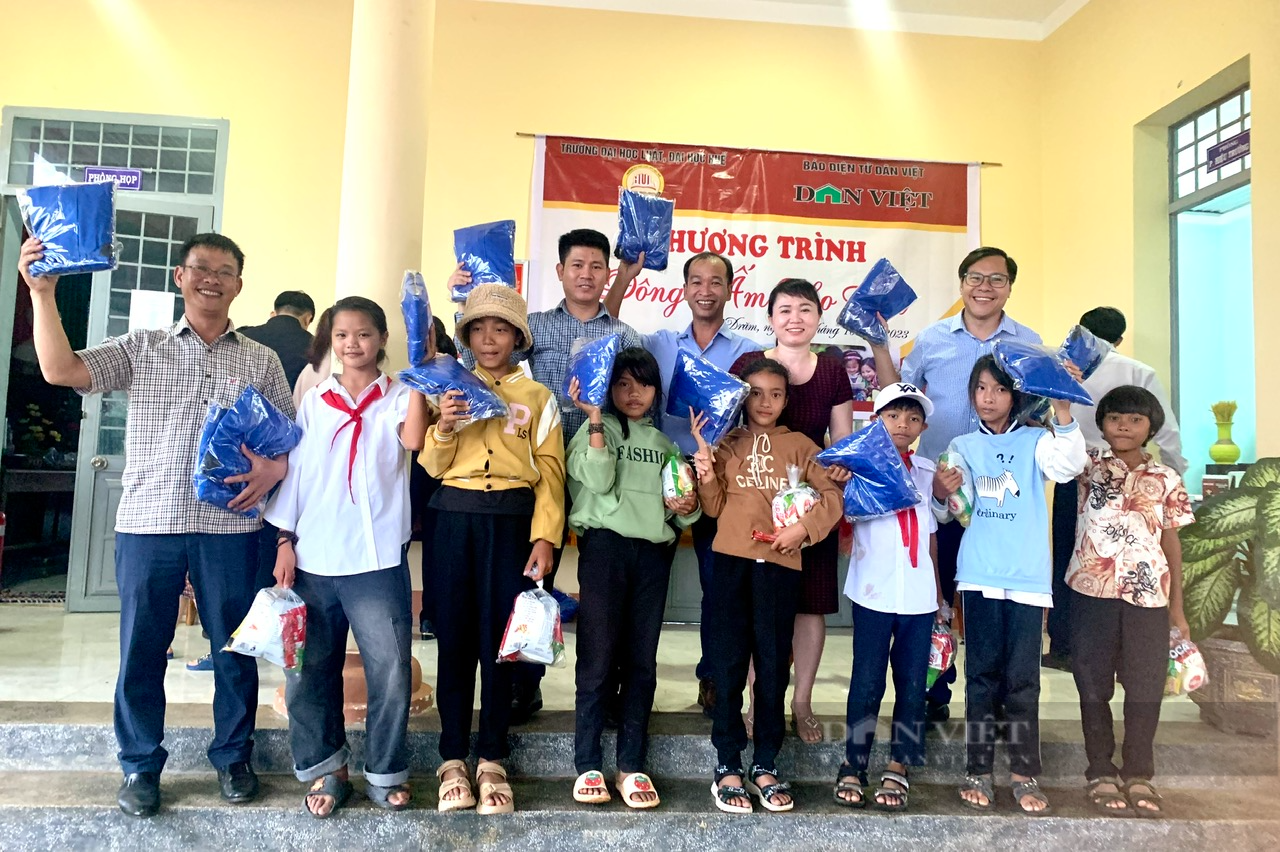 Mang đông ấm đến với học sinh vùng sâu Đắk Lắk - Ảnh 2.