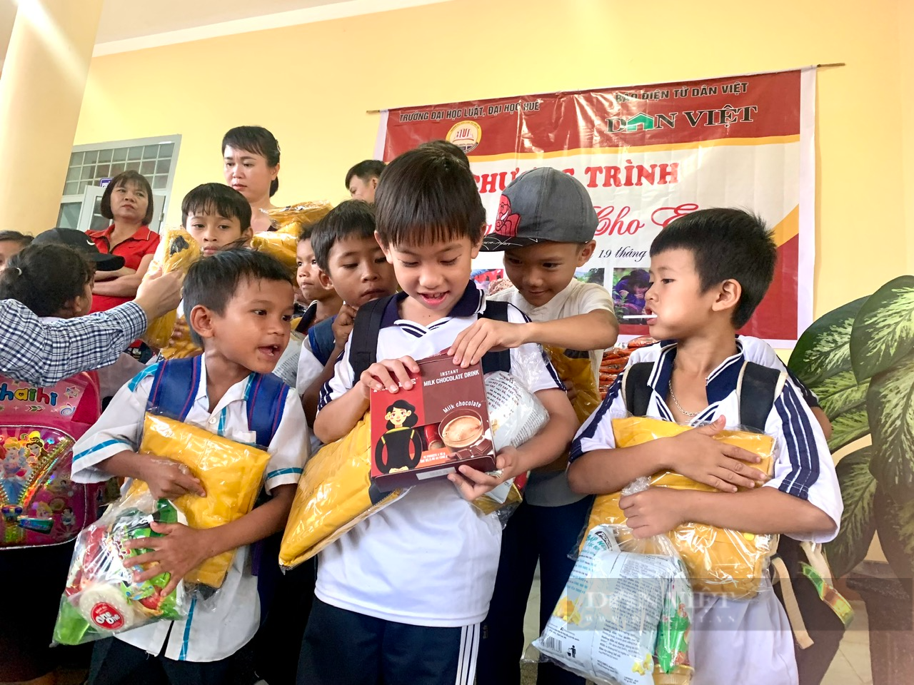 Mang đông ấm đến với học sinh vùng sâu Đắk Lắk - Ảnh 9.