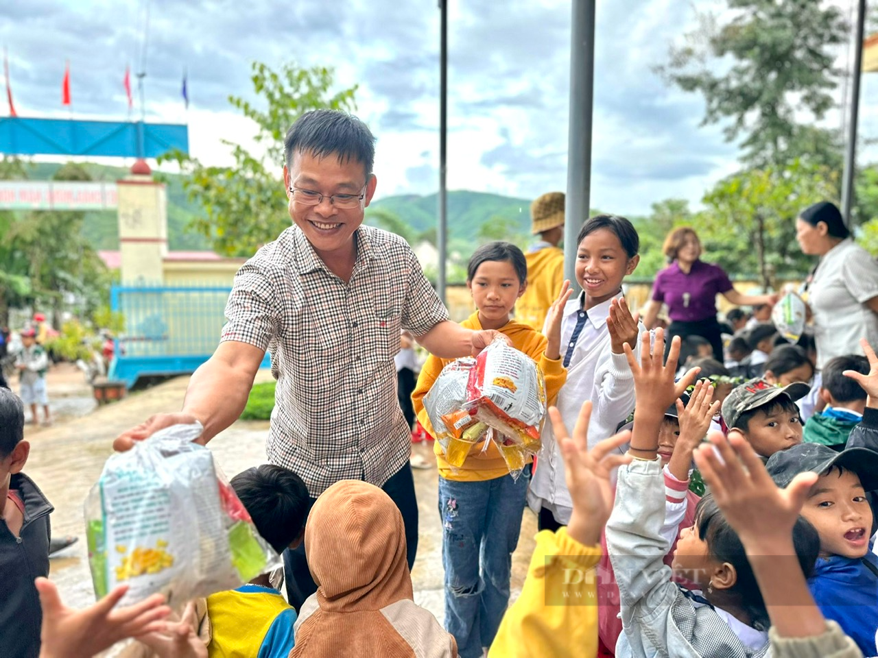 Mang đông ấm đến với học sinh vùng sâu Đắk Lắk - Ảnh 10.