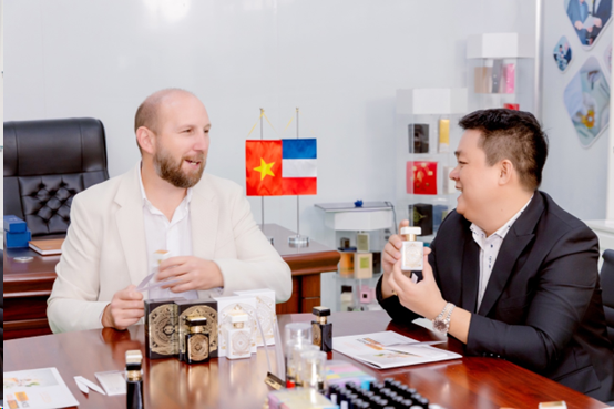Nước hoa K3 – Một vũ trụ khứu giác tràn ngập hương hoa - Ảnh 1.