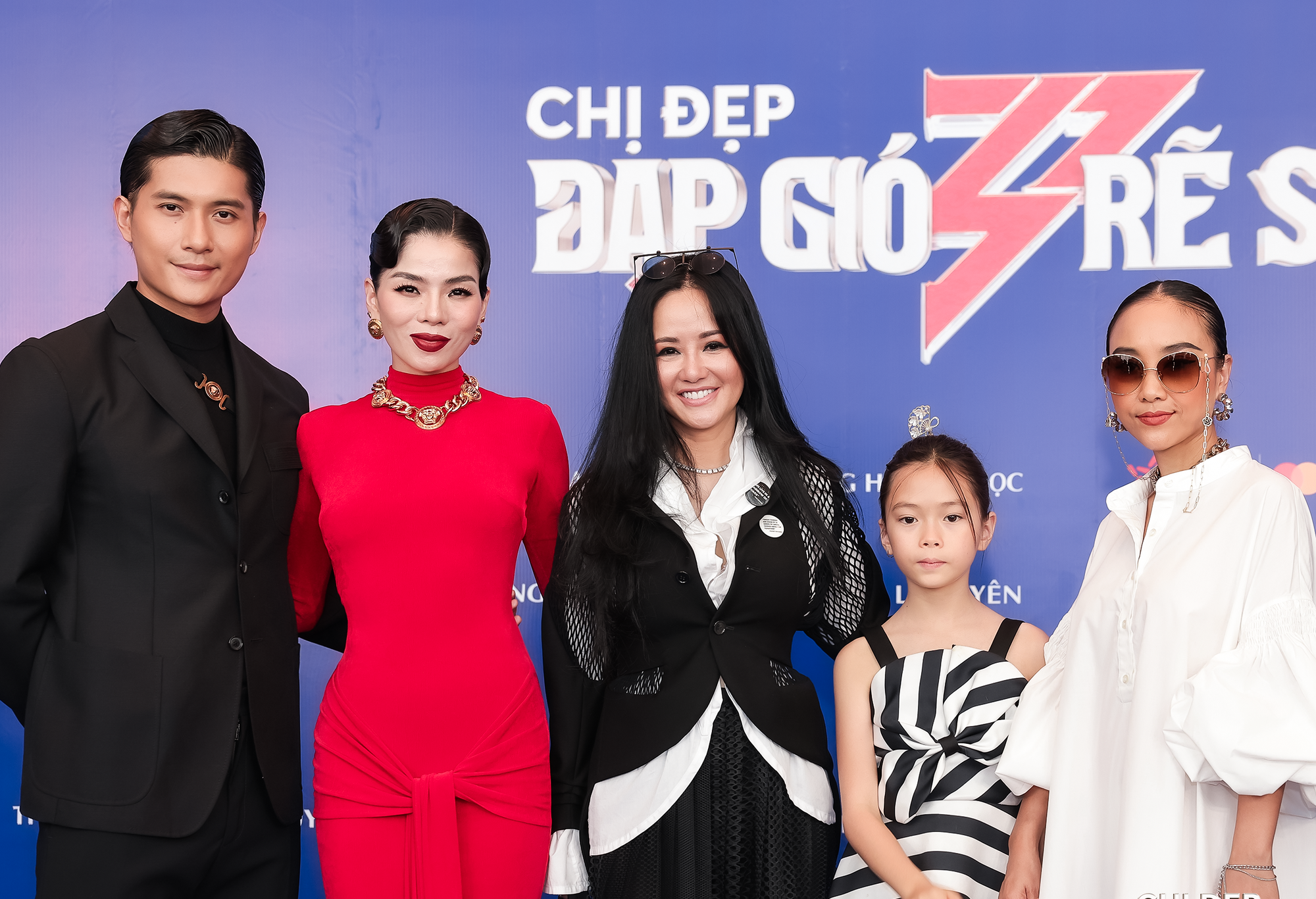 30 nghệ sĩ nổi tiếng quy tụ trong MV bài hát chủ đề Chị đẹp đạp gió rẽ sóng - Ảnh 1.