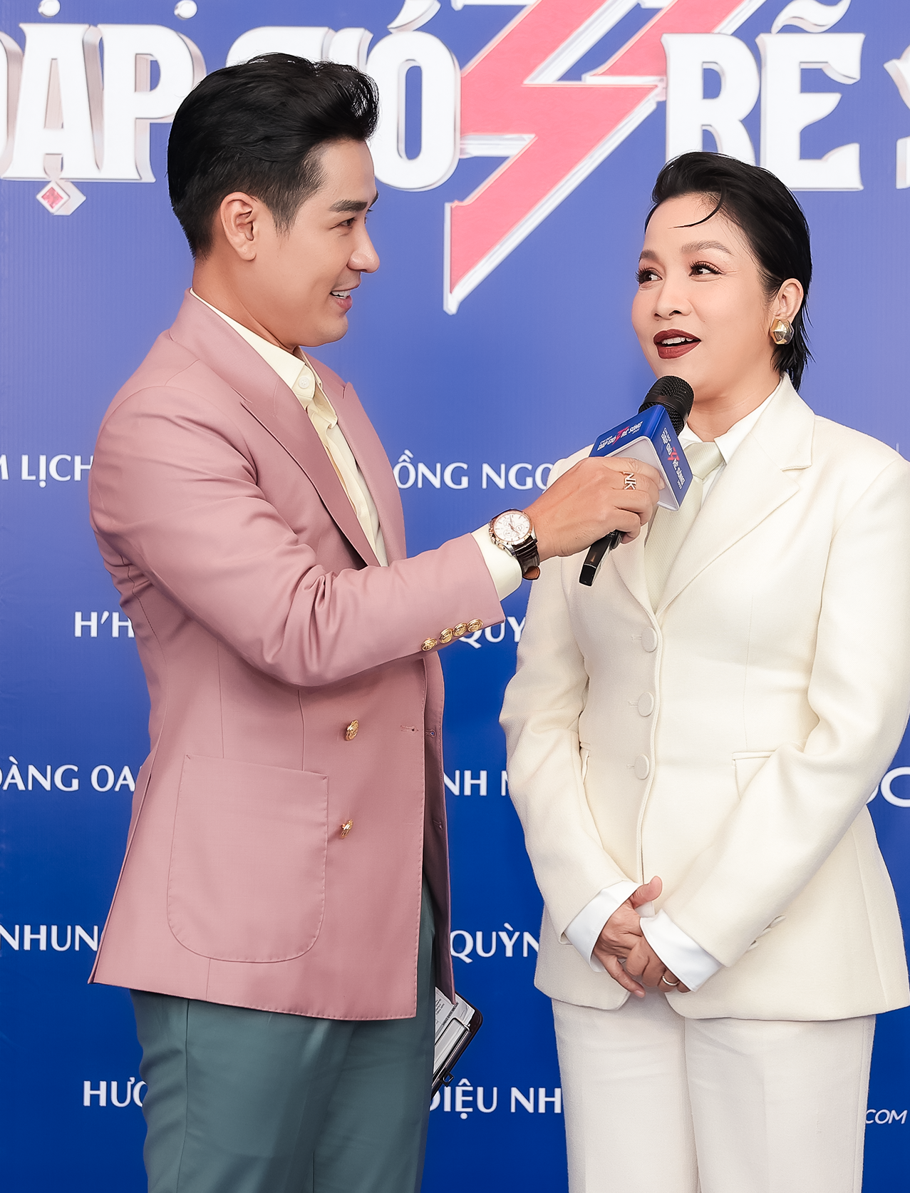 30 nghệ sĩ nổi tiếng quy tụ trong MV bài hát chủ đề Chị đẹp đạp gió rẽ sóng - Ảnh 3.