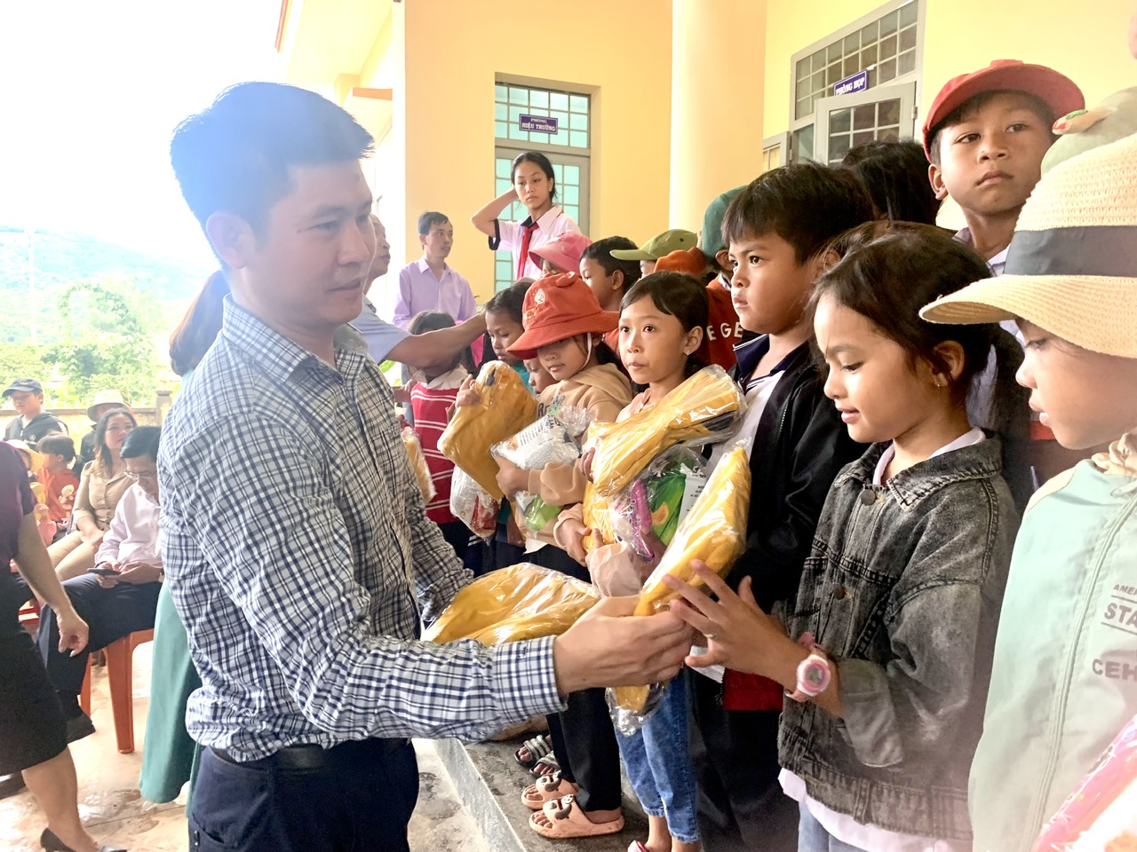 Mang đông ấm đến với học sinh vùng sâu Đắk Lắk - Ảnh 3.