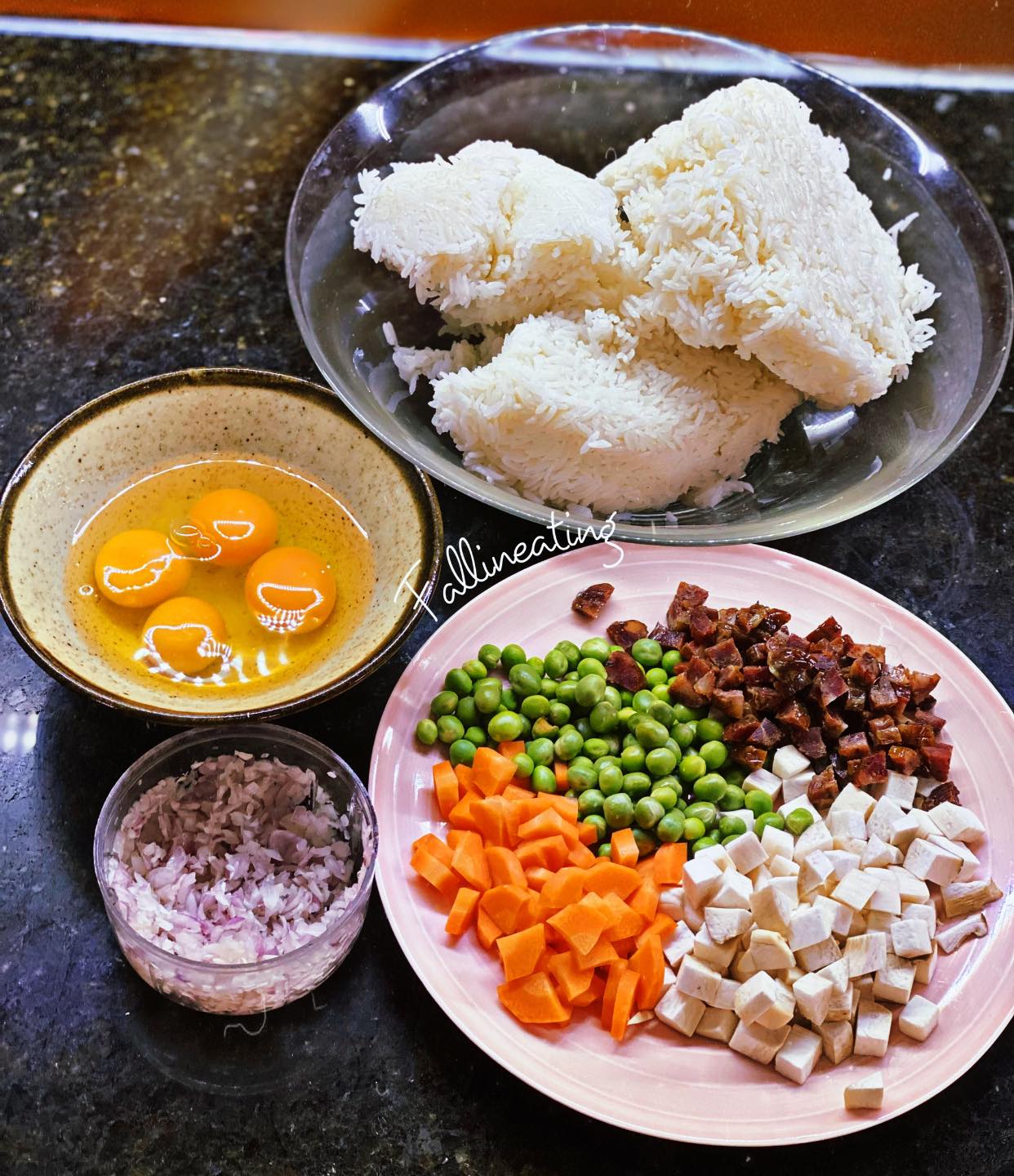 Để cơm chiên vàng óng, hạt mềm tơi, đừng quên cho loại &quot;quả&quot; quen thuộc này - Ảnh 2.