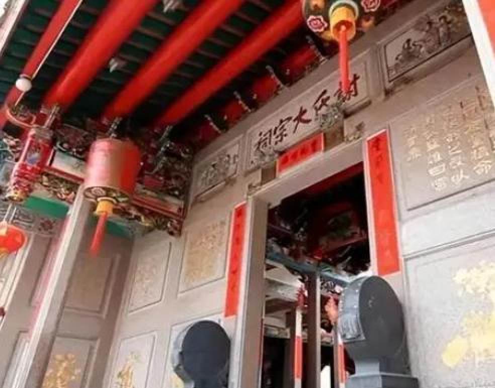 Trung Quốc: Bị chỉ trích coi thường văn hoá vì chụp ảnh thời trang trên bàn thờ - Ảnh 2.