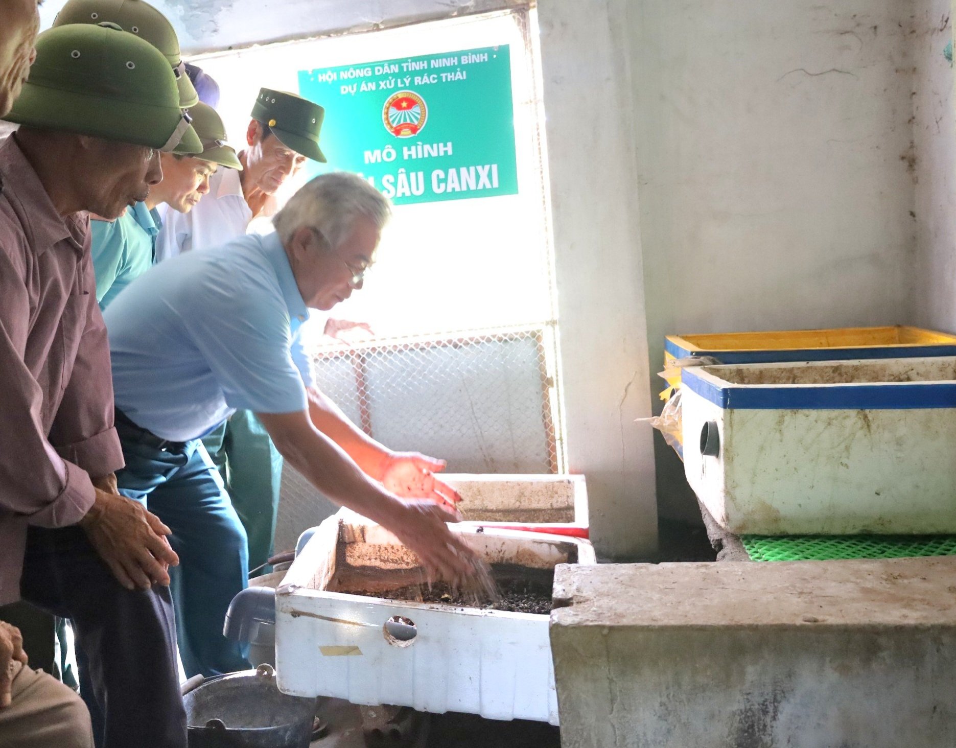 Ninh Bình: Gần 50 cán bộ, hội viên nông dân tham quan các mô hình xử lý rác hữu cơ - Ảnh 2.