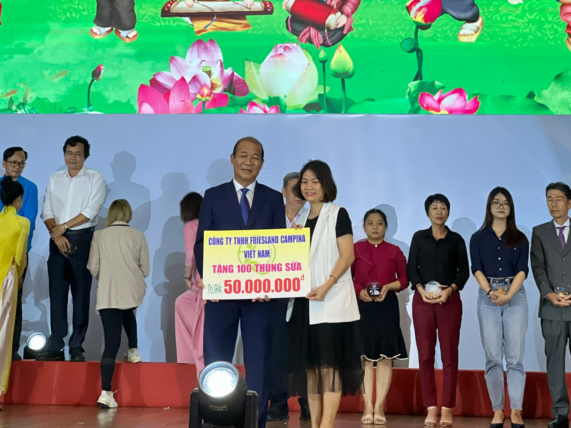 60.000 hộp sữa yêu thương ấm lòng trẻ em Bình Dương mùa Trung thu - Ảnh 3.
