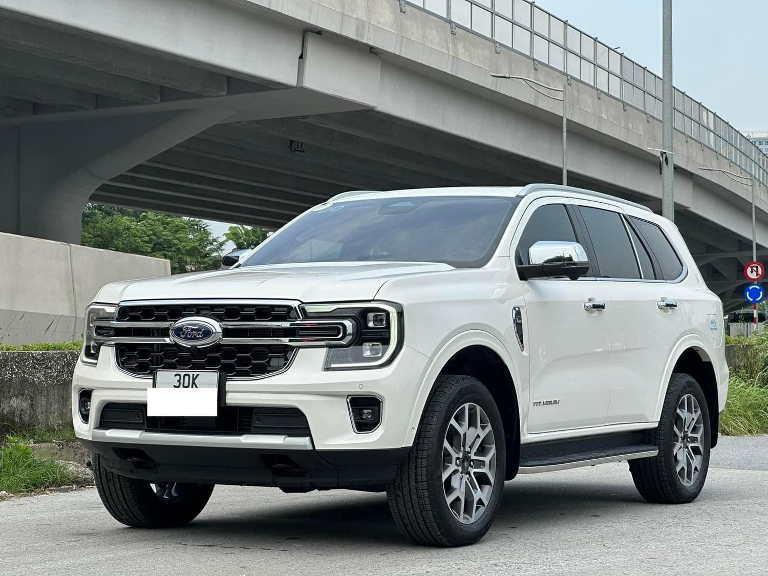 Ford Everest vừa lăn bánh đã mất giá hàng trăm triệu đồng - Ảnh 1.