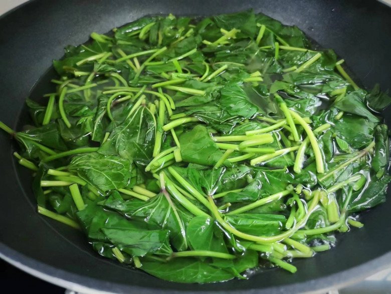 Ăn củ đã ngon, lá không ngờ lại tốt như 'thần dược', bán rẻ đầy chợ, hóa ra lại là loại cây này - Ảnh 3. Ăn củ đã ngon, lá không ngờ lại tốt như 'thần dược', bán rẻ đầy chợ, hóa ra lại là loại cây này - Ảnh 3.