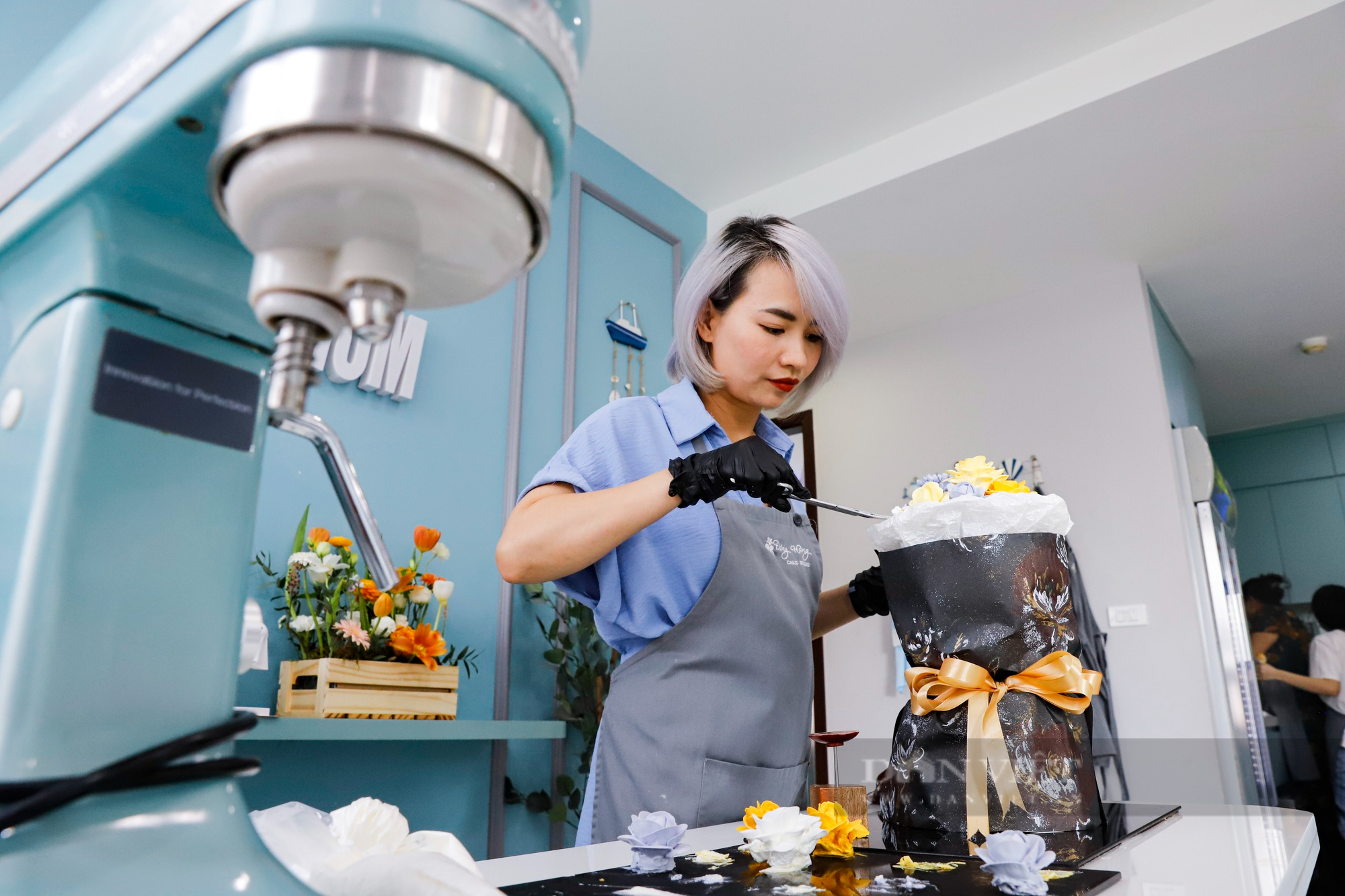 Mẹ đơn thân trổ tài làm &quot;vườn hoa&quot; bánh kem dịp 20/10 tại Hà Nội - Ảnh 2.