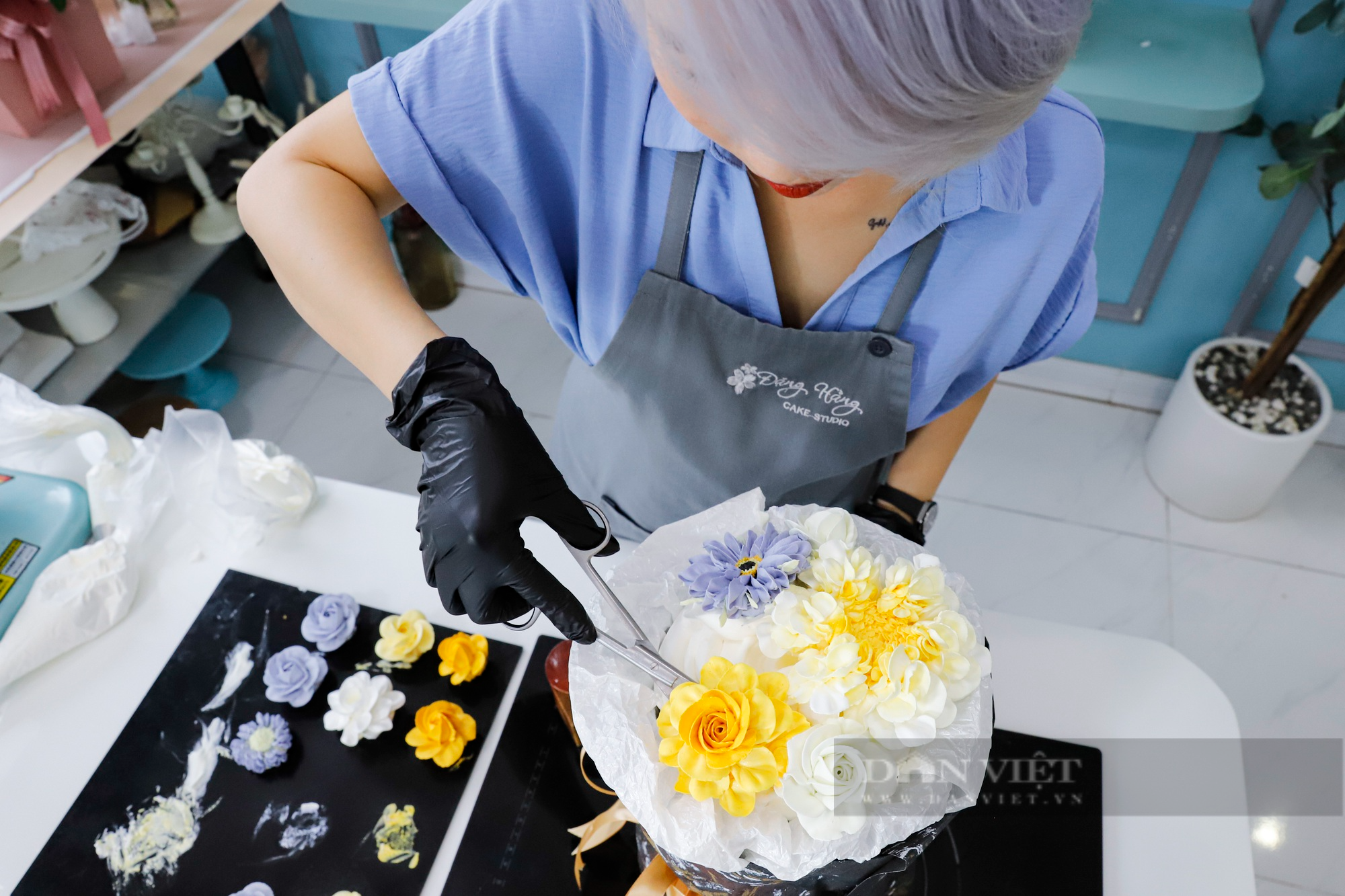 Mẹ đơn thân trổ tài làm &quot;vườn hoa&quot; bánh kem dịp 20/10 tại Hà Nội - Ảnh 3.