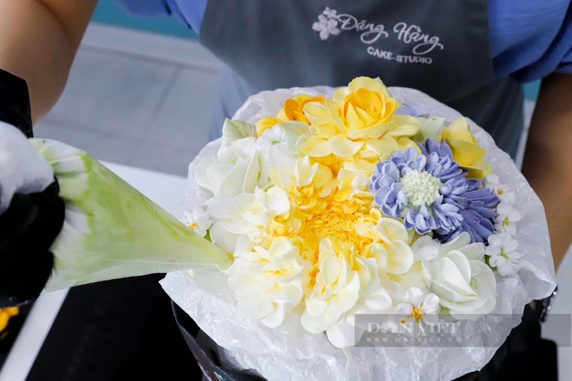 Mẹ đơn thân trổ tài làm &quot;vườn hoa&quot; bánh kem dịp 20/10 tại Hà Nội - Ảnh 6.