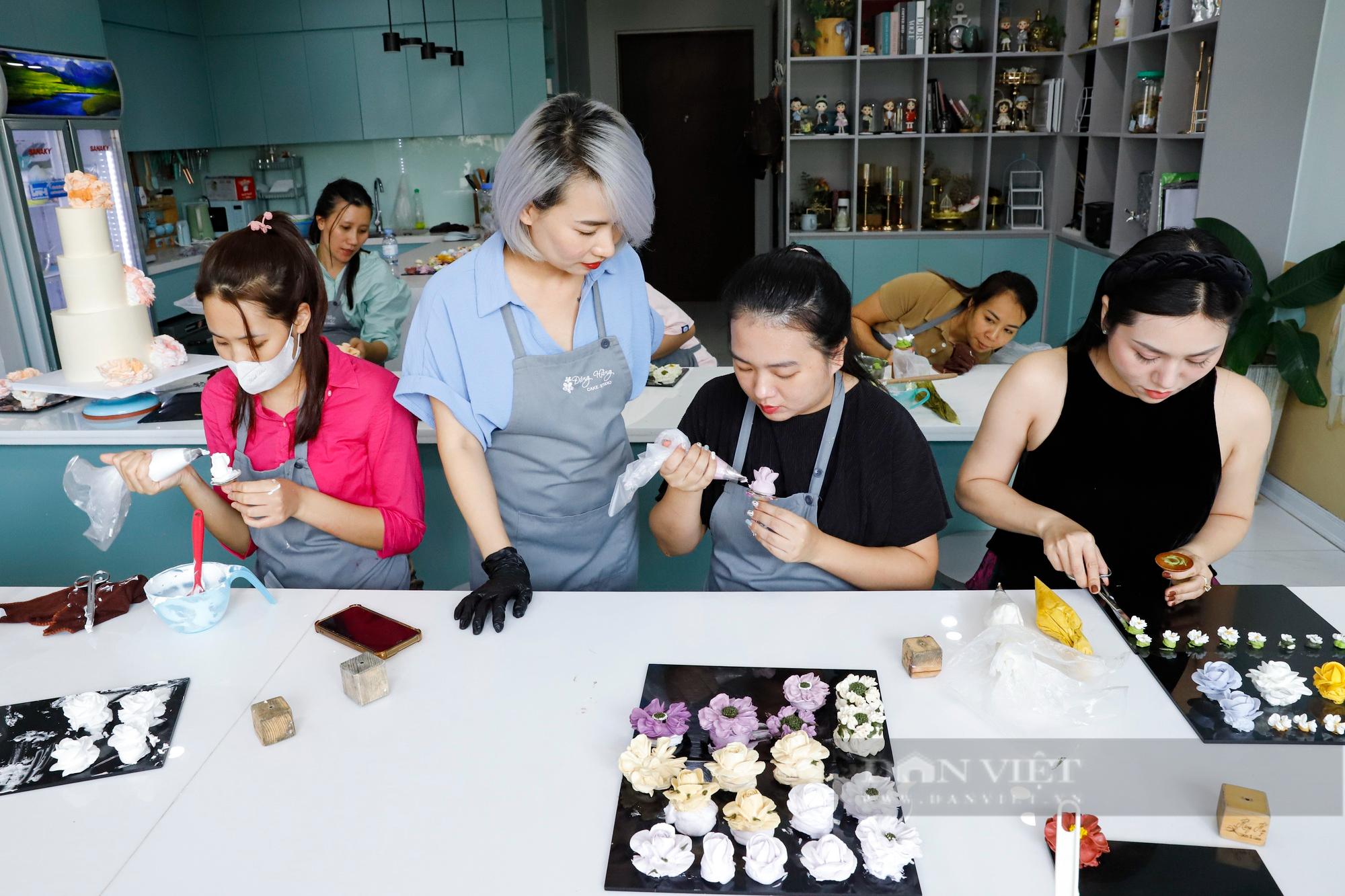 Mẹ đơn thân trổ tài làm &quot;vườn hoa&quot; bánh kem dịp 20/10 tại Hà Nội - Ảnh 7.