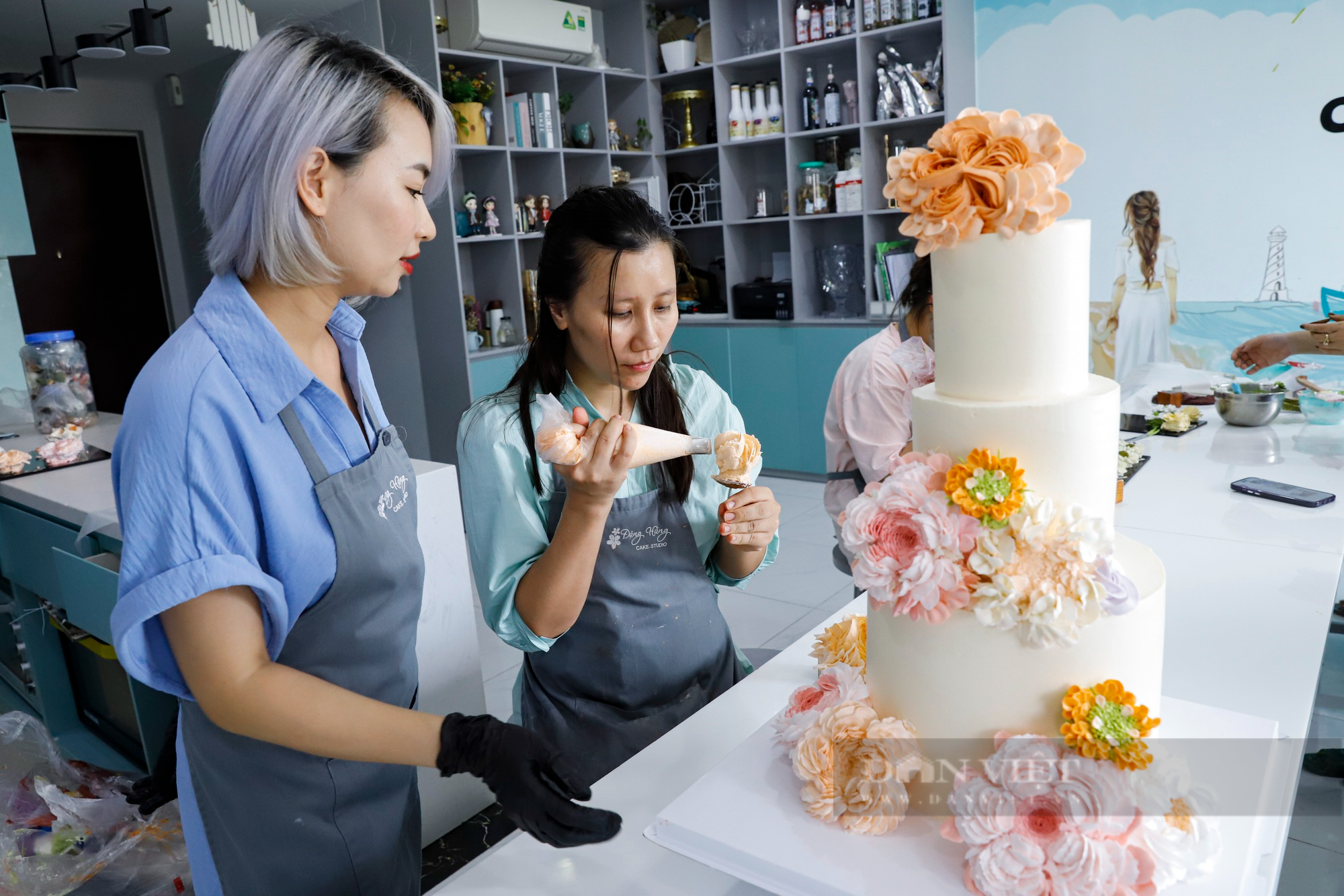 Mẹ đơn thân trổ tài làm &quot;vườn hoa&quot; bánh kem dịp 20/10 tại Hà Nội - Ảnh 10.