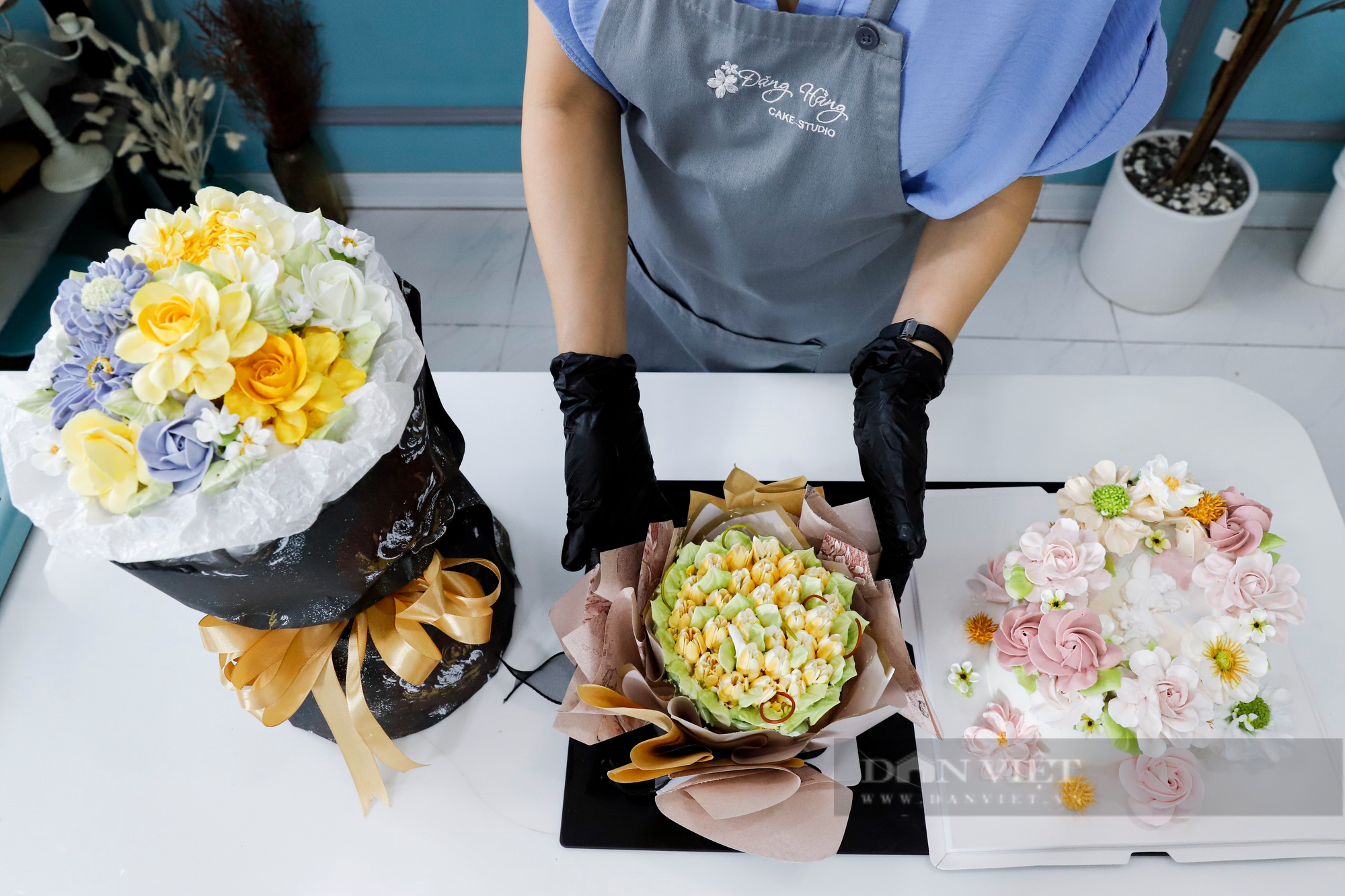 Mẹ đơn thân trổ tài làm &quot;vườn hoa&quot; bánh kem dịp 20/10 tại Hà Nội - Ảnh 11.