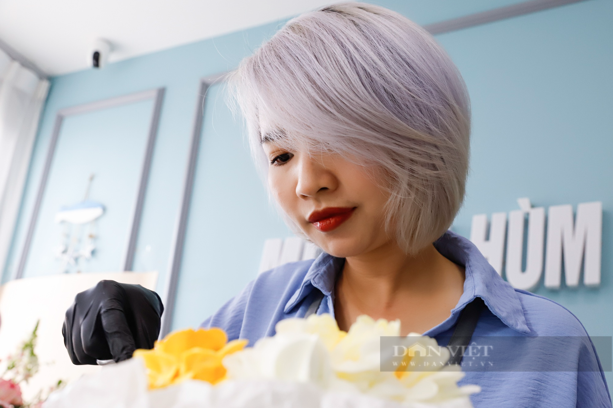 Mẹ đơn thân trổ tài làm &quot;vườn hoa&quot; bánh kem dịp 20/10 tại Hà Nội - Ảnh 5.
