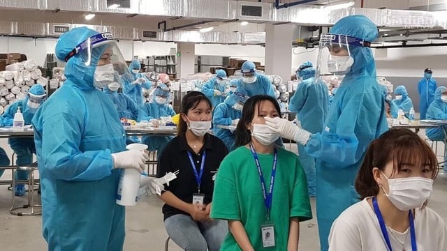 Có gì thay đổi khi Covid-19 đủ điều kiện chuyển từ bệnh truyền nhiễm nhóm A sang nhóm B? - Ảnh 1.