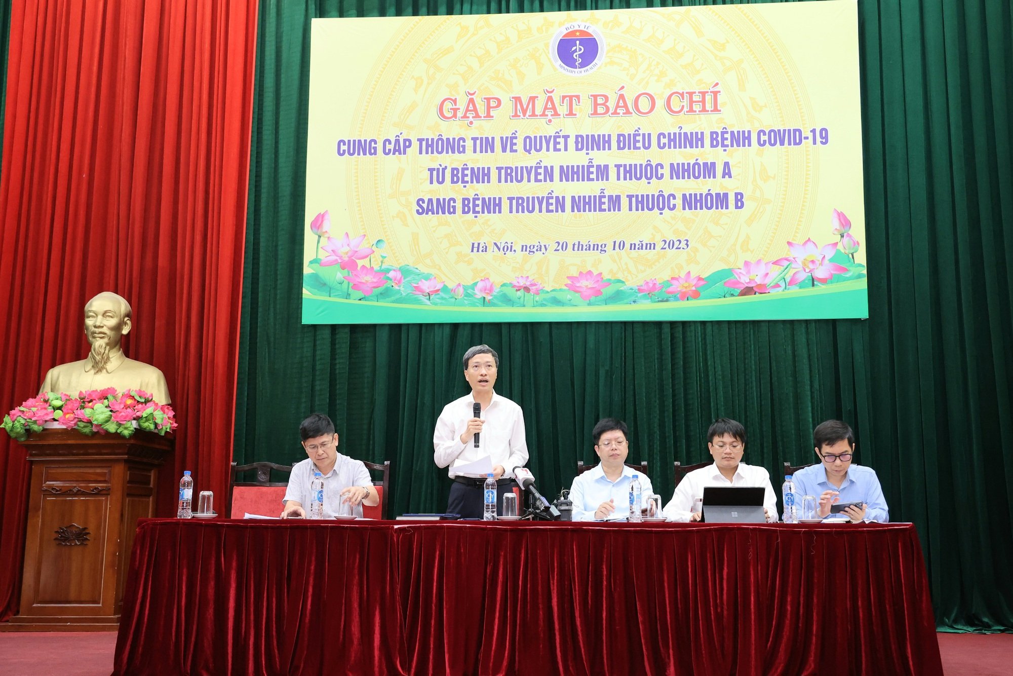 Chuyển COVID-19 sang nhóm B: Bộ Y tế khuyến cáo đeo khẩu trang những địa điểm, đối tượng nào? - Ảnh 1.