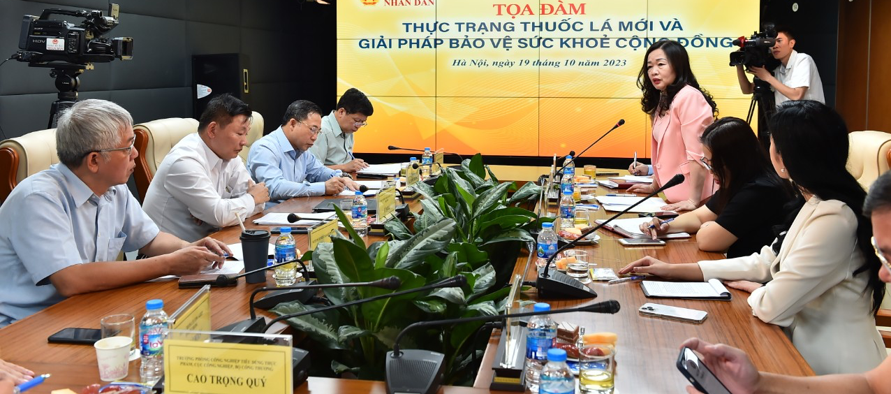 Thuốc lá điện tử nhập lậu ồ ạt, Đại biểu Quốc hội đề xuất quản chặt, cấm quảng cáo cho tặng thuốc lá điện tử - Ảnh 1. Thuốc lá điện tử nhập lậu ồ ạt, Đại biểu Quốc hội đề xuất quản chặt, cấm quảng cáo cho tặng thuốc lá điện tử - Ảnh 1.