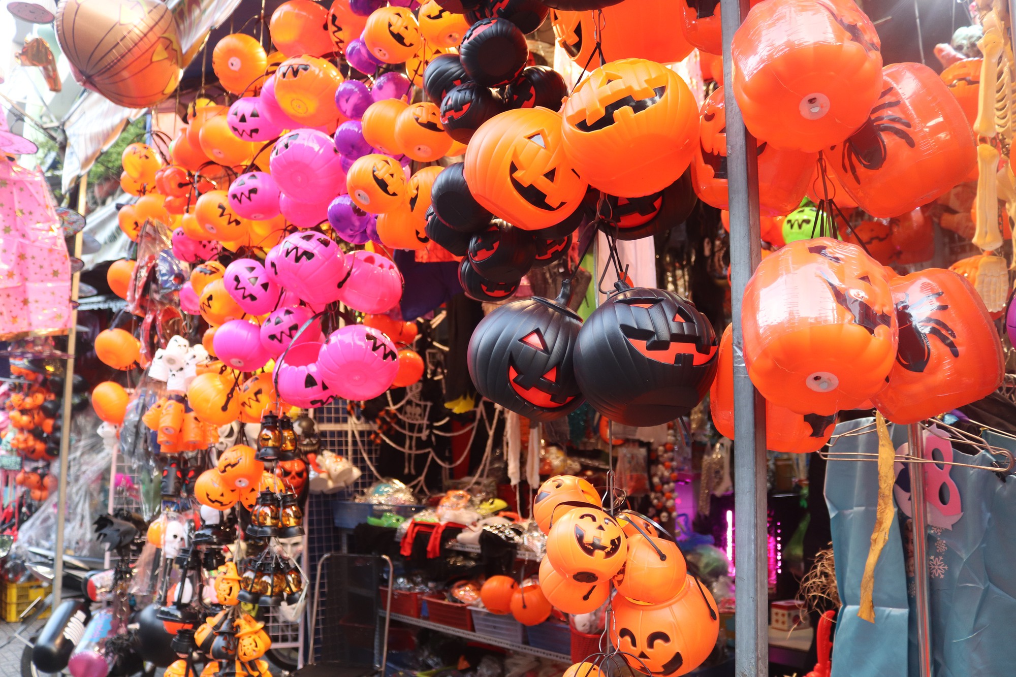 Trước Halloween 10 ngày, tiểu thương phố đồ chơi TP.HCM đã than ế  - Ảnh 1.