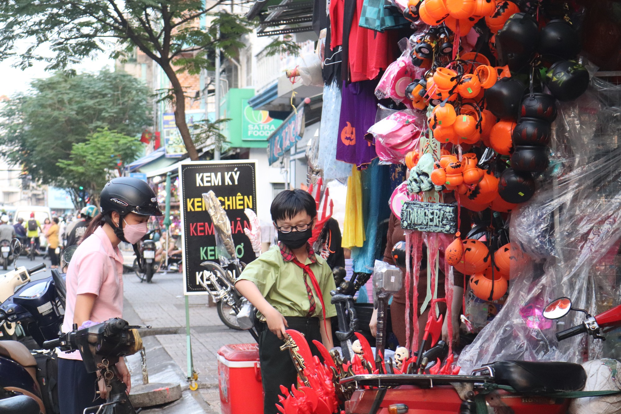 Trước Halloween 10 ngày, tiểu thương phố đồ chơi TP.HCM đã than ế  - Ảnh 5.