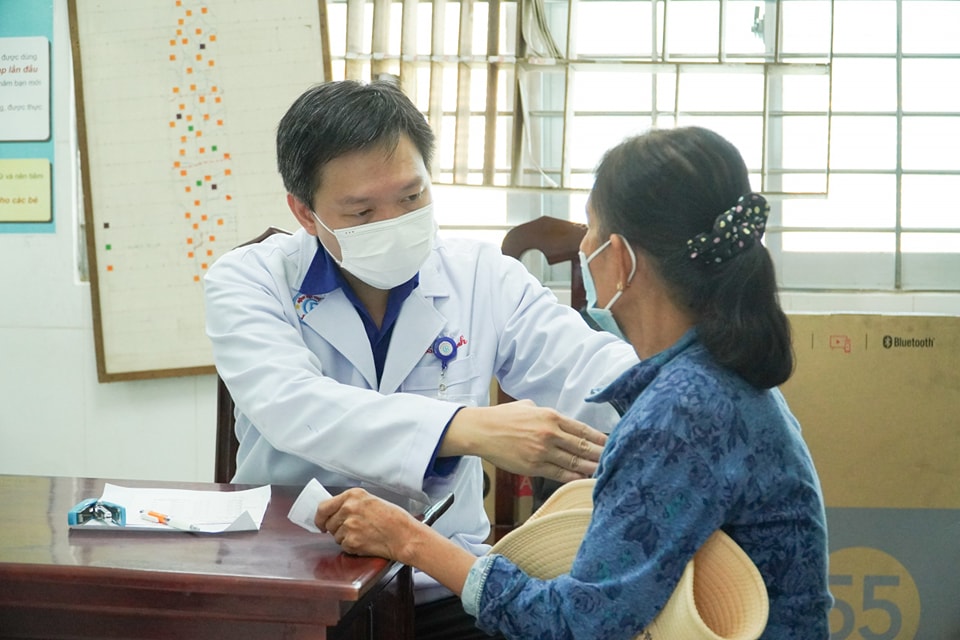 Covid-19 từ bệnh truyền nhiễm nhóm A chuyển sang nhóm B, người bệnh trả viện phí thế nào?  - Ảnh 2.