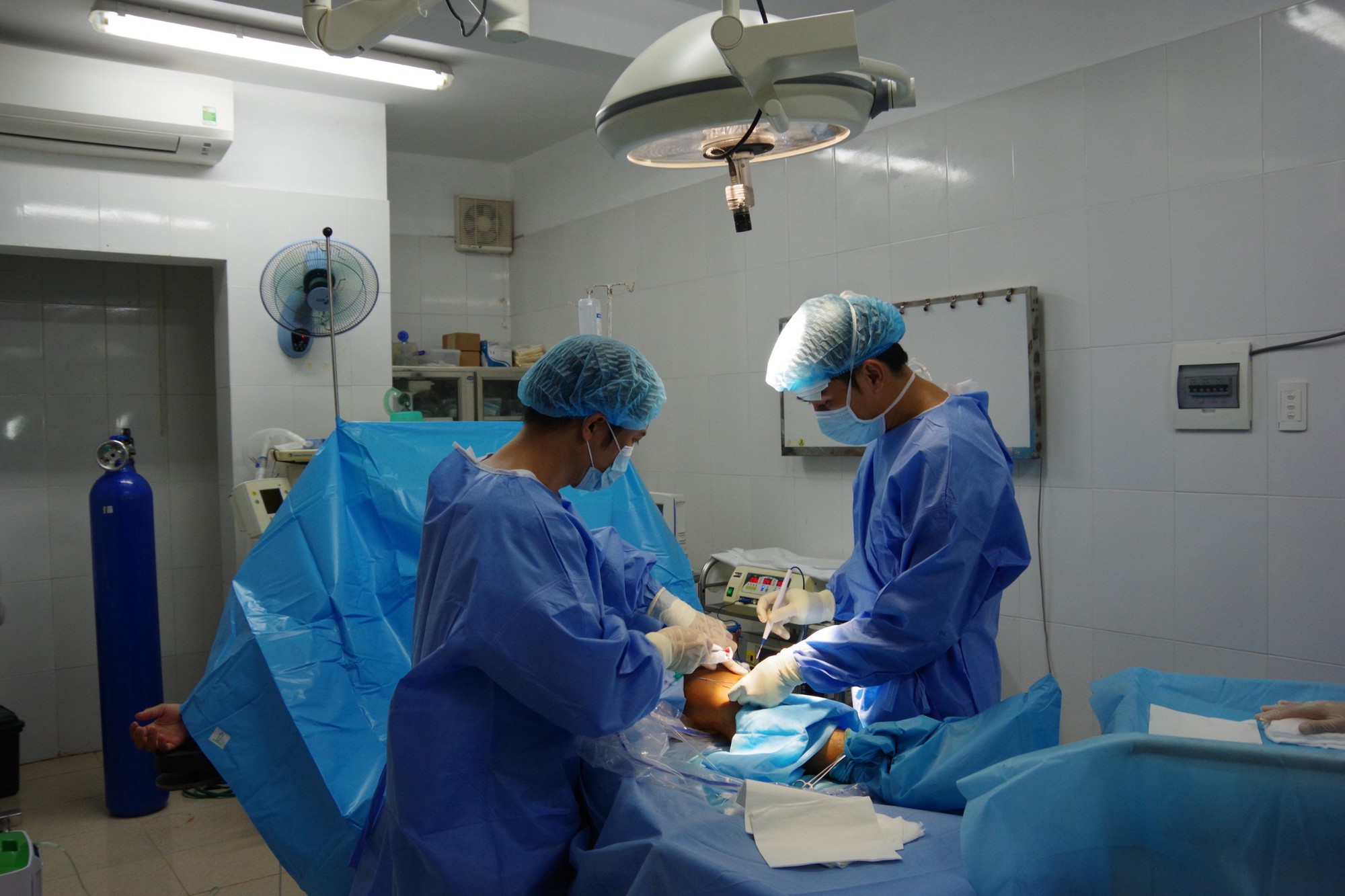 Trung tâm y tế thị trấn Trường Sa cấp cứu ngư dân Quảng Ngãi gặp nạn trên biển - Ảnh 2.