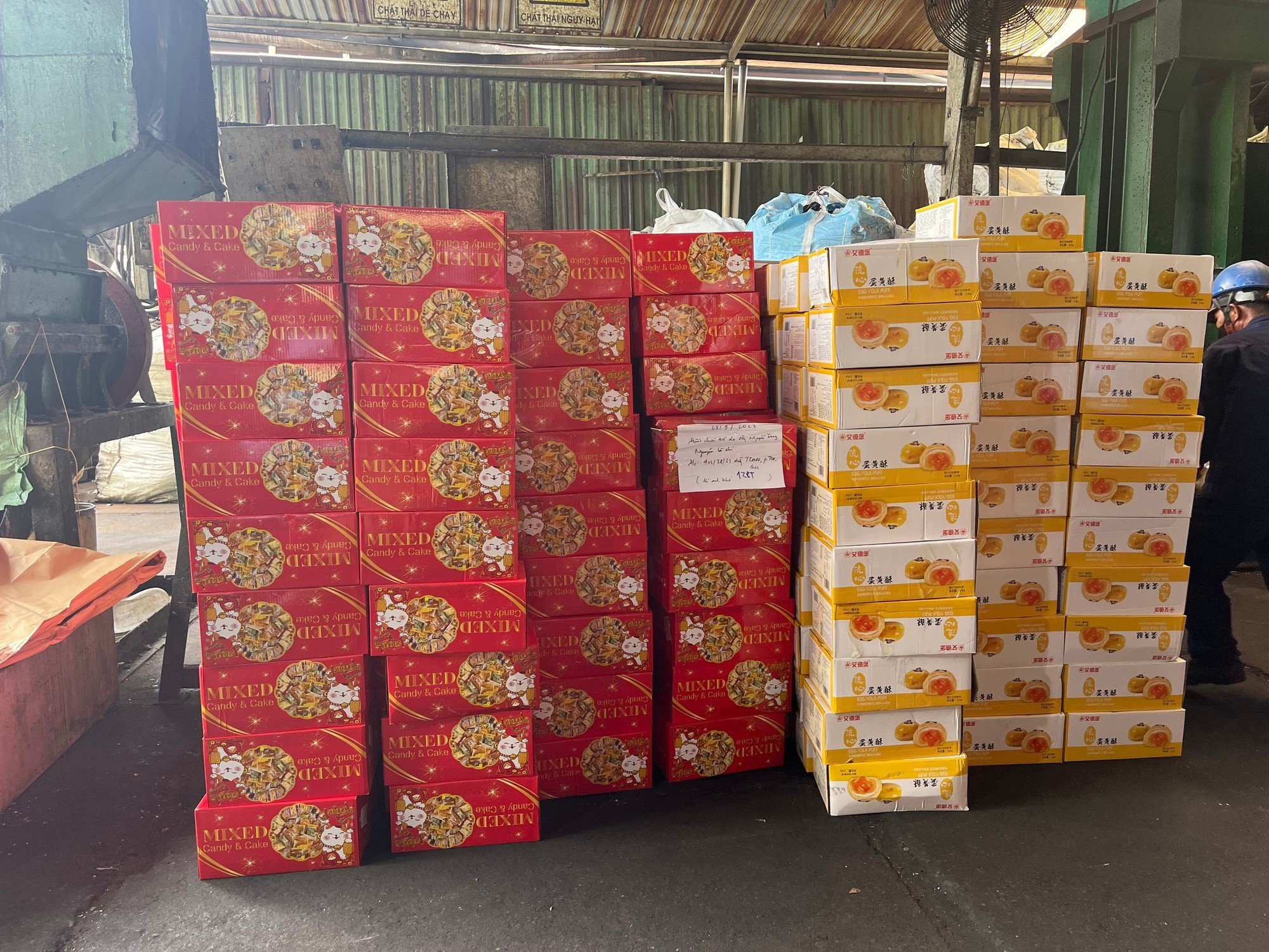 Tiêu hủy 8.500 chiếc bánh trung thu trong đợt cao điểm xử lý vi phạm tại TP.HCM - Ảnh 2.