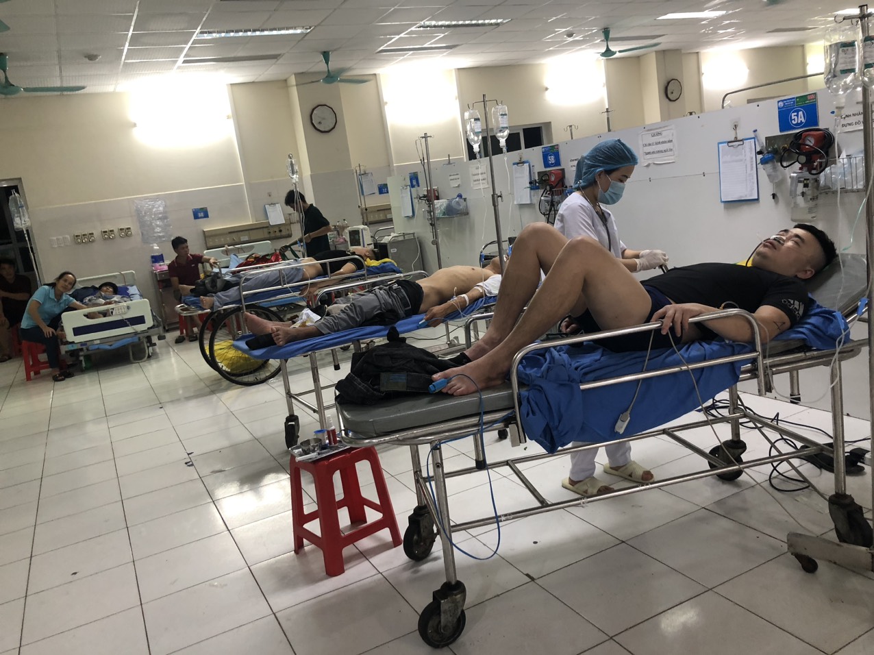 Bắc Kạn: 5 trường hợp ăn lẩu ở quán vỉa hè phải nhập viên được xác định là ngộ độc rượu - Ảnh 1.
