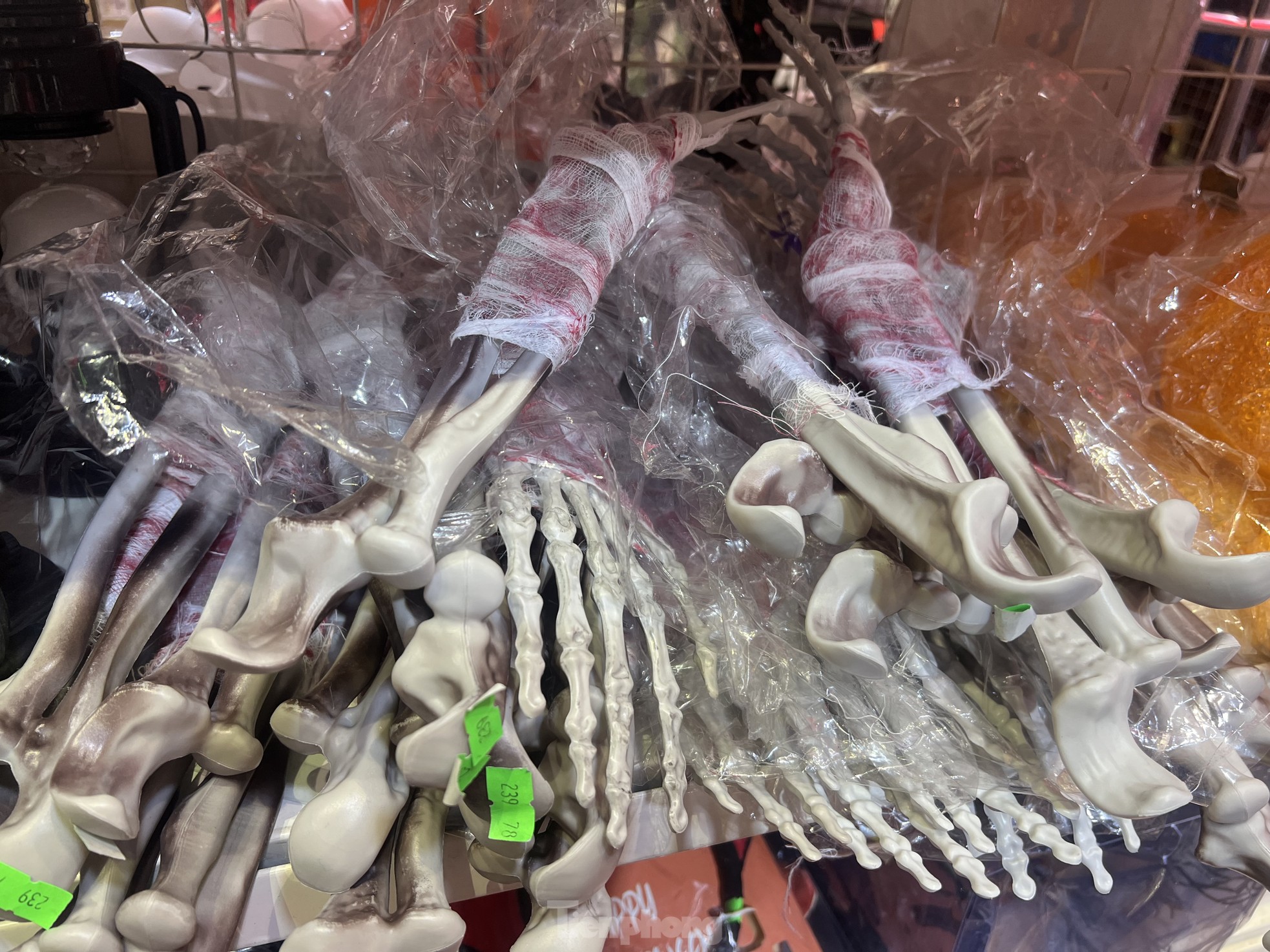 Những món đồ trang trí Halloween nhìn thấy đã 'khóc thét' - Ảnh 5.