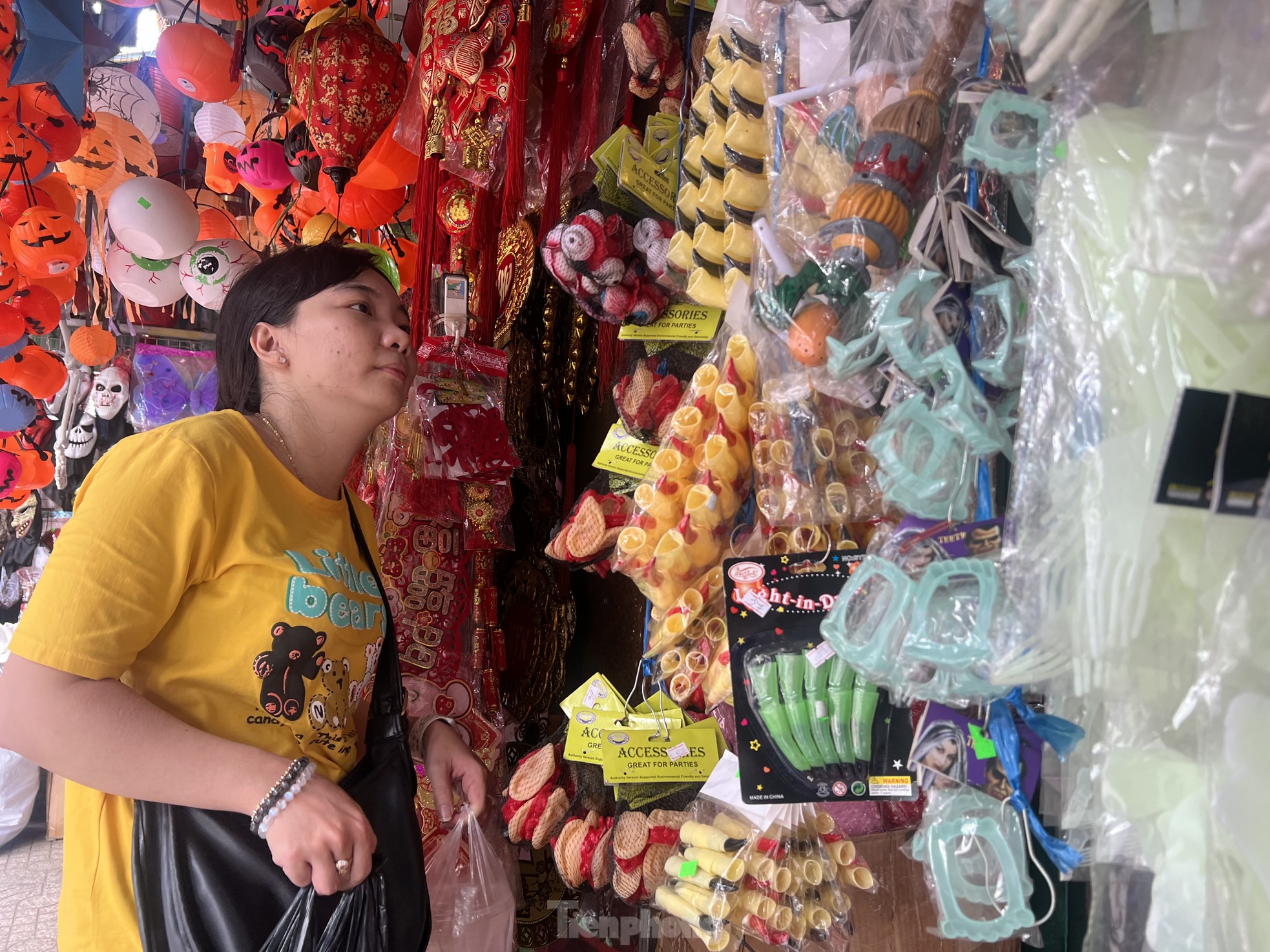 Những món đồ trang trí Halloween nhìn thấy đã 'khóc thét' - Ảnh 4.