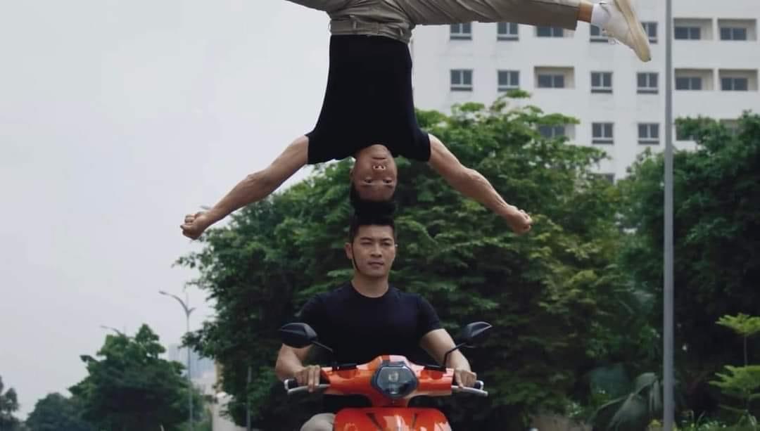 Thông tin mới vụ Quốc Cơ – Quốc Nghiệp lái xe máy điện không đội nón bảo hiểm chồng đầu lên nhau - Ảnh 1.