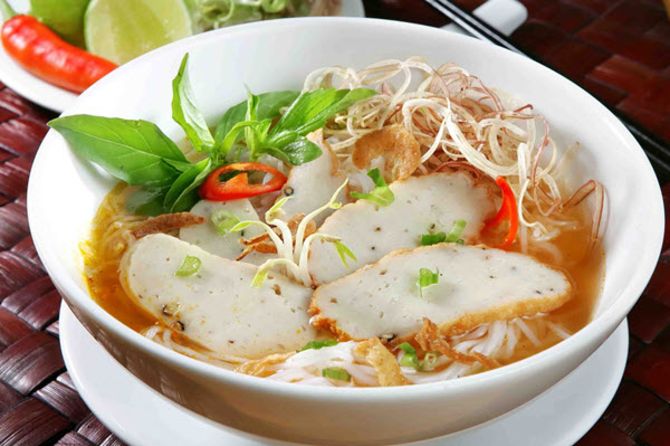 Ngộ nghĩnh với đặc sản bánh hỏi lòng heo, gà chỉ xôi cháy ở Quy Nhơn - Ảnh 2.
