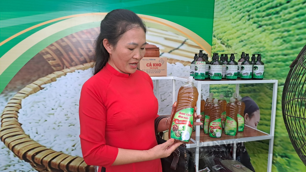 Tận dụng thảo dược trong vườn nhà, người phụ nữ Thái Nguyên làm ra loại dầu gội thảo dược vạn người mê - Ảnh 7.