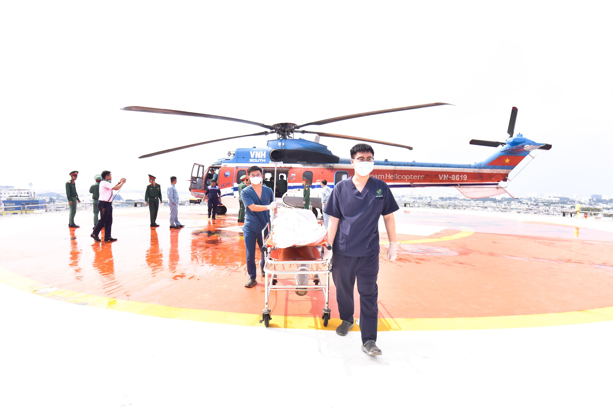 Bay 2 đảo, đưa hai bệnh nhân nguy kịch từ Trường Sa về đất liền - Ảnh 3.