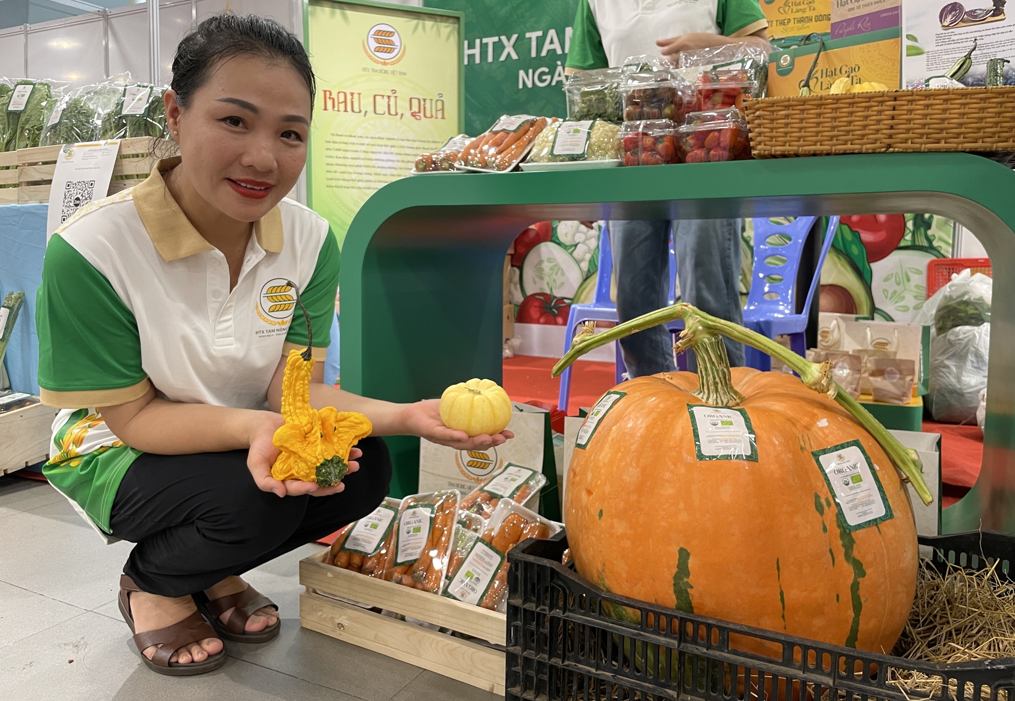Cả chục triệu đồng một trái bí khổng lồ chơi Halloween - Ảnh 1.