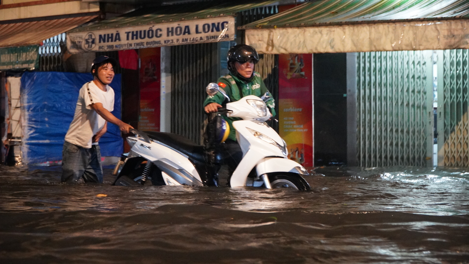 Mưa lớn đường ngập sâu, hàng loạt phương tiện chết máy sau giờ tan tầm - Ảnh 2.