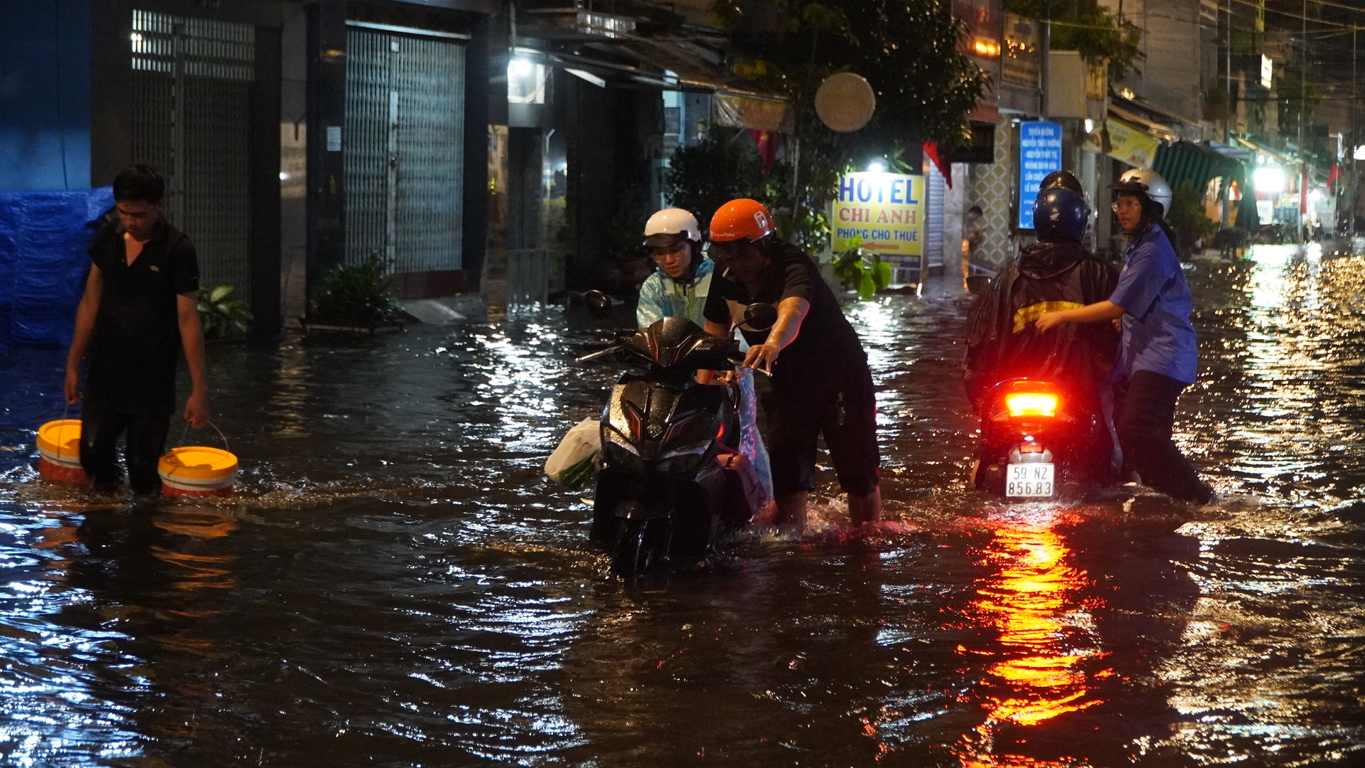 Mưa lớn đường ngập sâu, hàng loạt phương tiện chết máy sau giờ tan tầm - Ảnh 1.