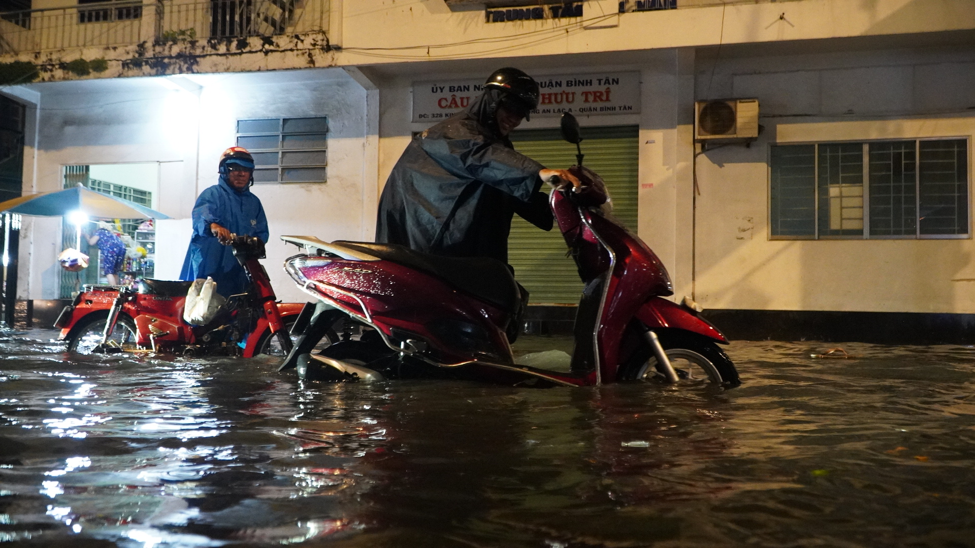 Mưa lớn đường ngập sâu, hàng loạt phương tiện chết máy sau giờ tan tầm - Ảnh 4.