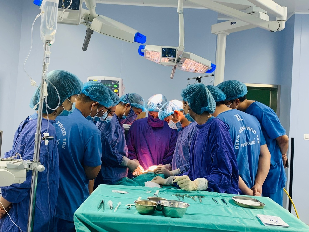 Tiêm oxy già tẩy trắng răng trị thâm mắt, &quot;cảnh giới nguy hiểm&quot; mới khiến bác sĩ... cạn lời - Ảnh 1.