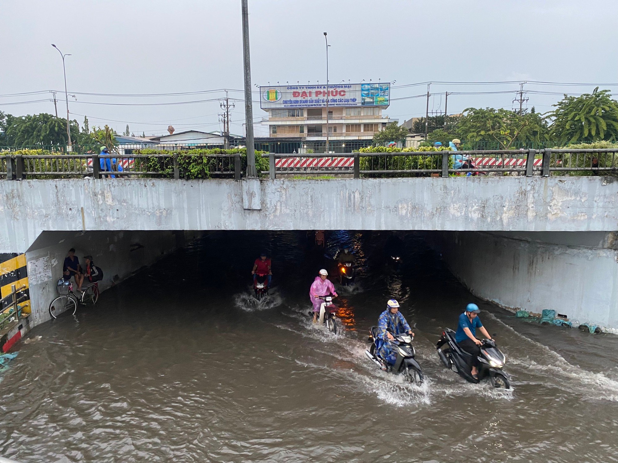 Mưa lớn đường ngập sâu, hàng loạt phương tiện chết máy sau giờ tan tầm - Ảnh 6.