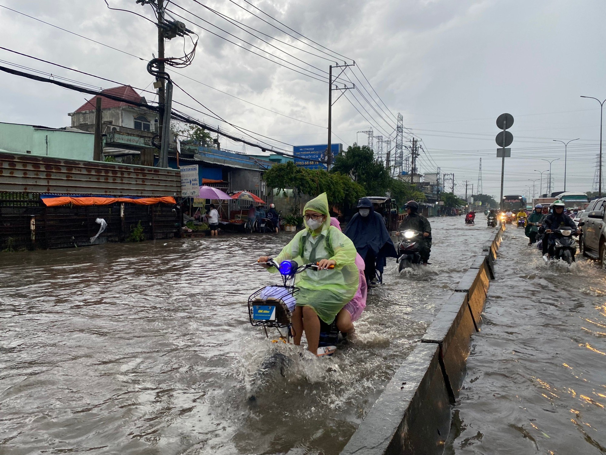 Mưa lớn đường ngập sâu, hàng loạt phương tiện chết máy sau giờ tan tầm - Ảnh 7.