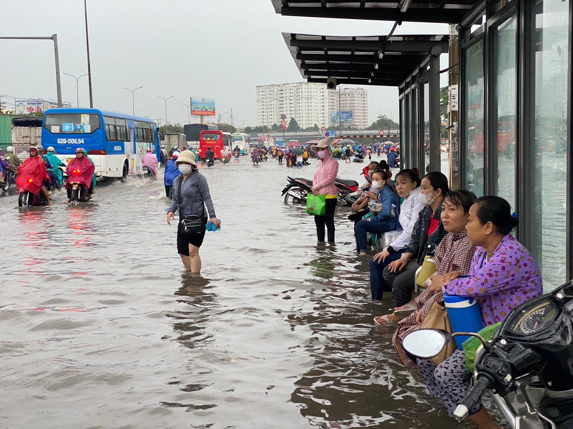 Mưa lớn đường ngập sâu, hàng loạt phương tiện chết máy sau giờ tan tầm - Ảnh 8.