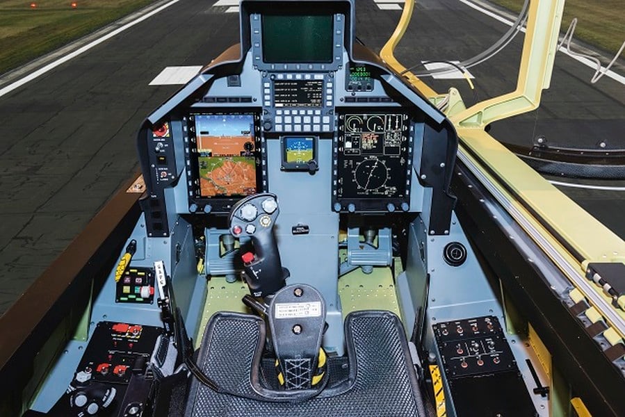 Máy bay L-39NG của không quân Việt Nam thực hiện chuyến bay đầu tiên tại Cộng hòa Séc - Ảnh 15.