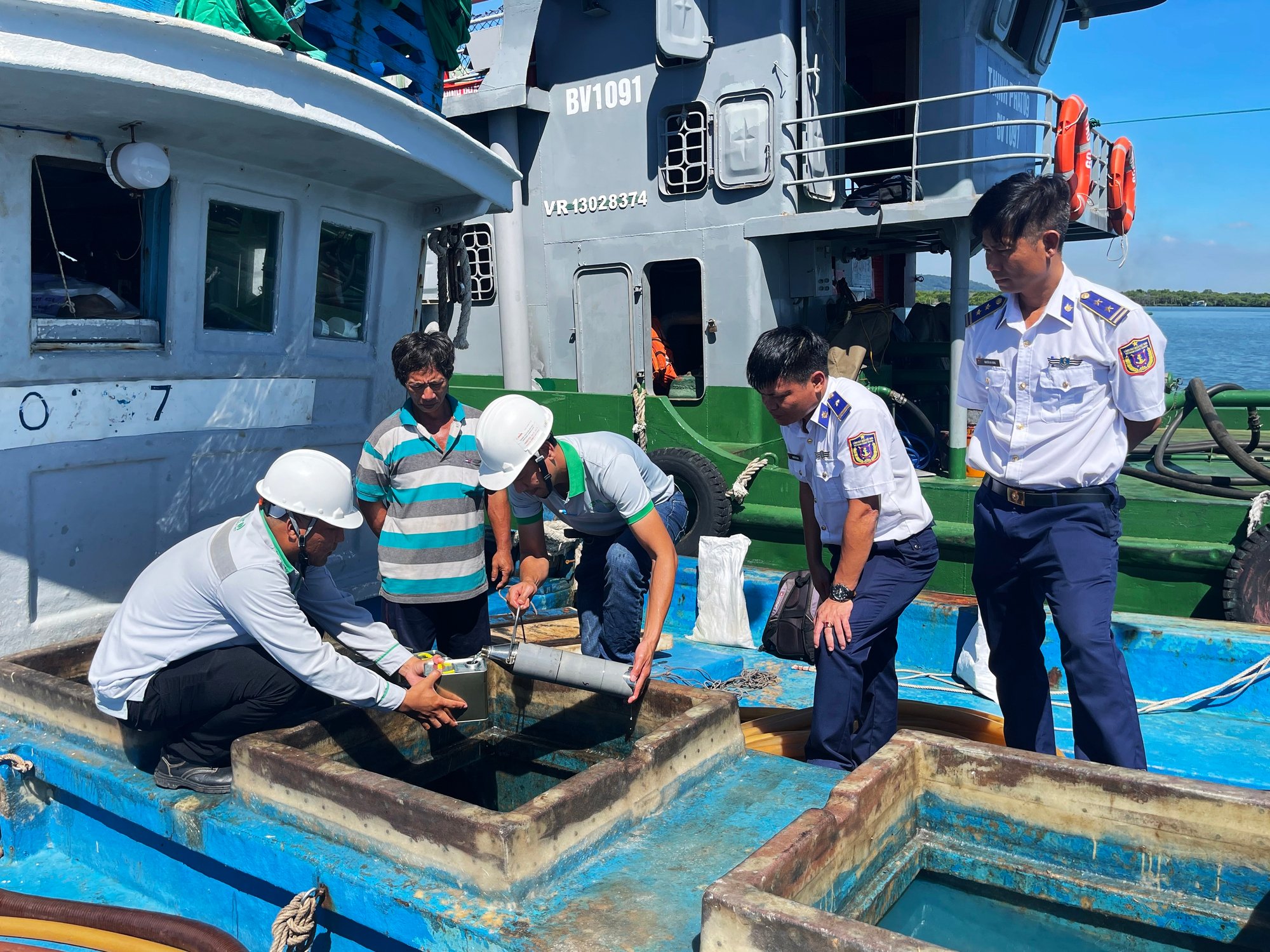 Tàu chở 80.000 lít dầu không rõ nguồn gốc bị bắt giữ - Ảnh 2.